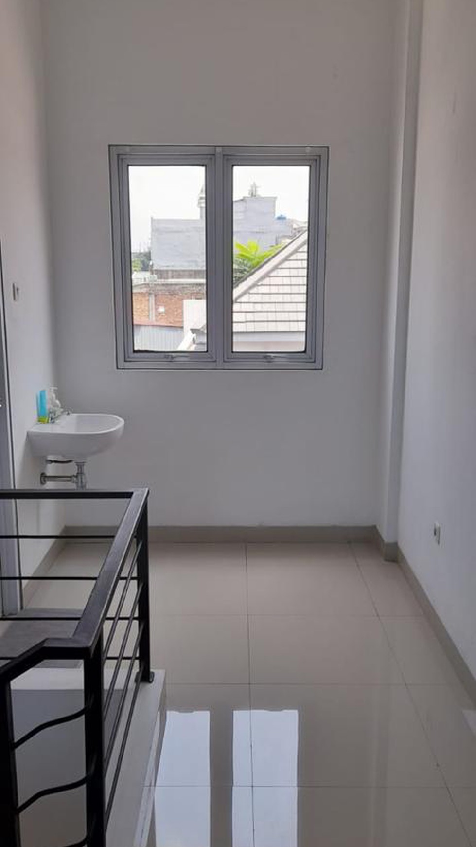 Ruko Siap Pakai 3Lantai Diarea Sangat Strategis Jl Utama Bintaro Jaya Sektor 3A