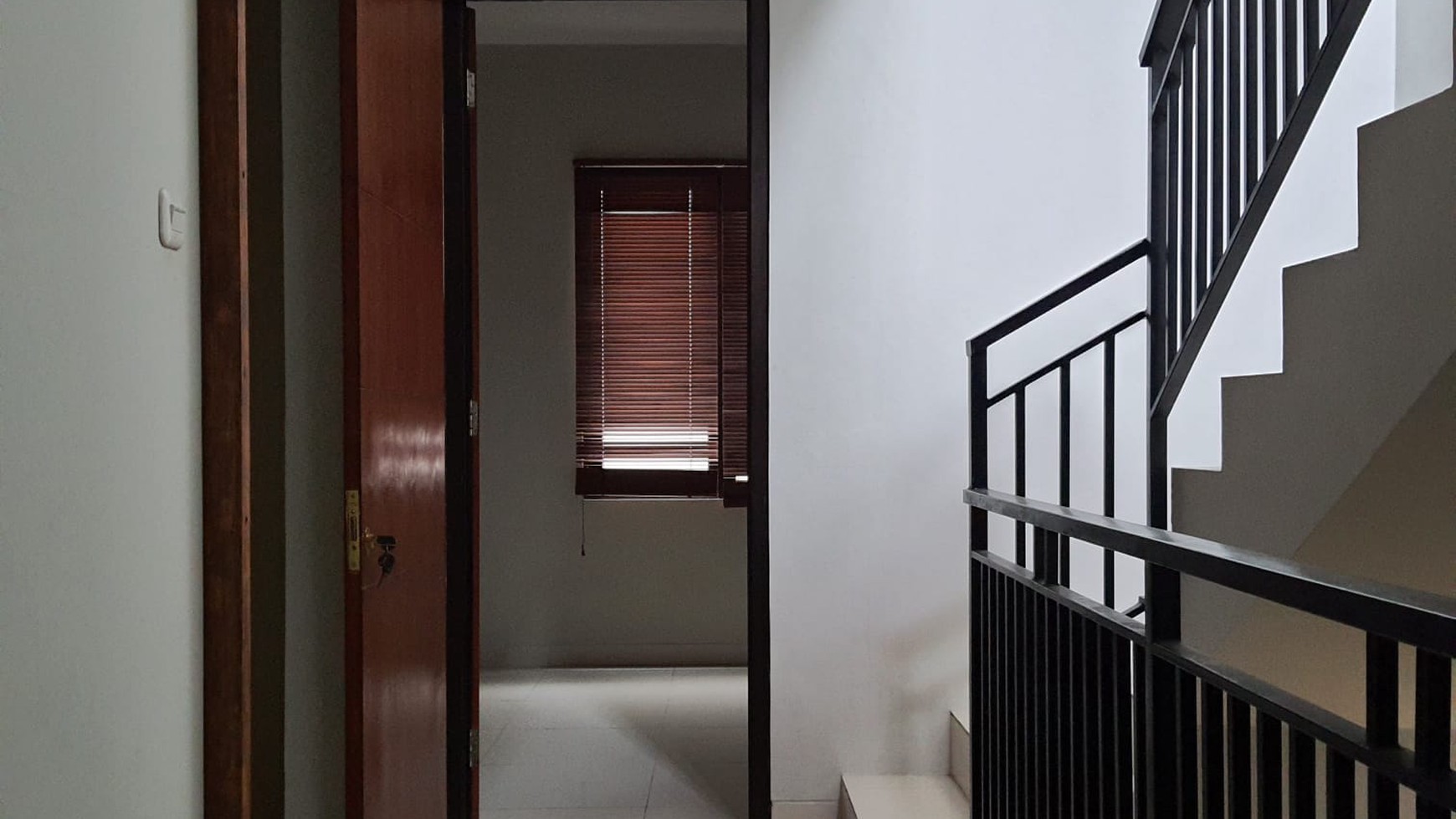 Dijual Rumah 3 lantai di Jl. Mangga 10, Green ville, Duri Kepa, Jakarta Barat