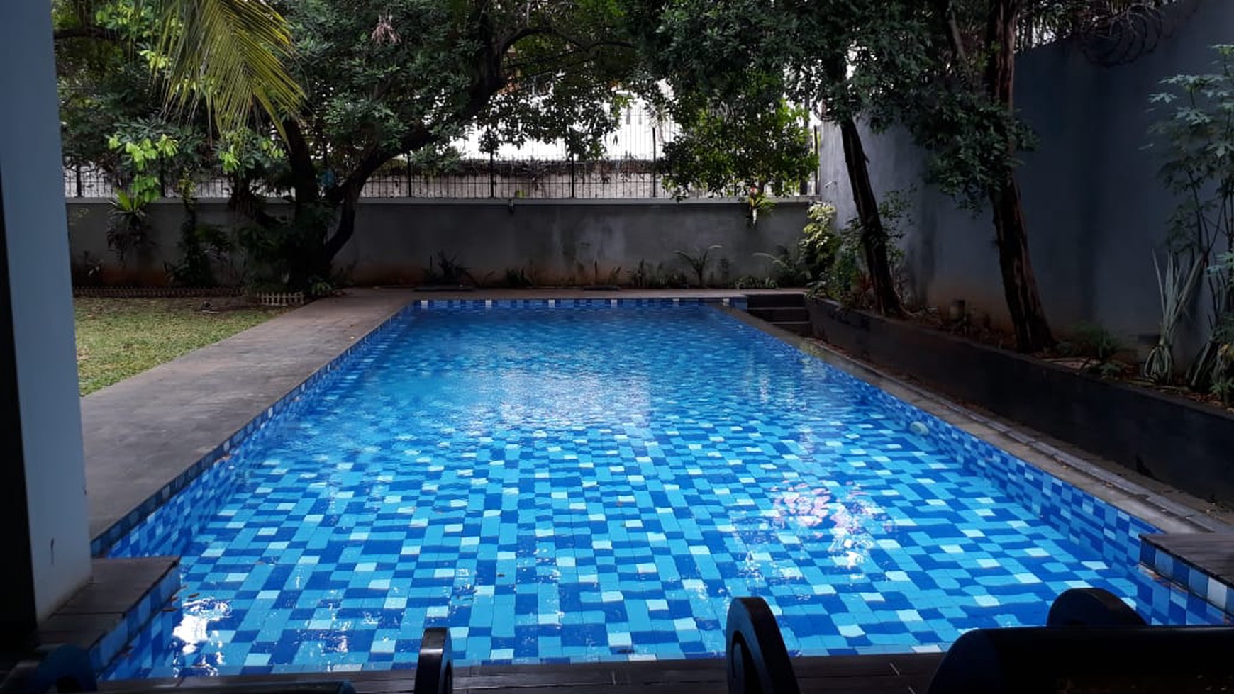 RUMAH MEWAH BERGAYA MINIMALIS MODERN, NYAMAN, ASRI DAN TENANG @ CILANDAK, JAKARTA SELATAN