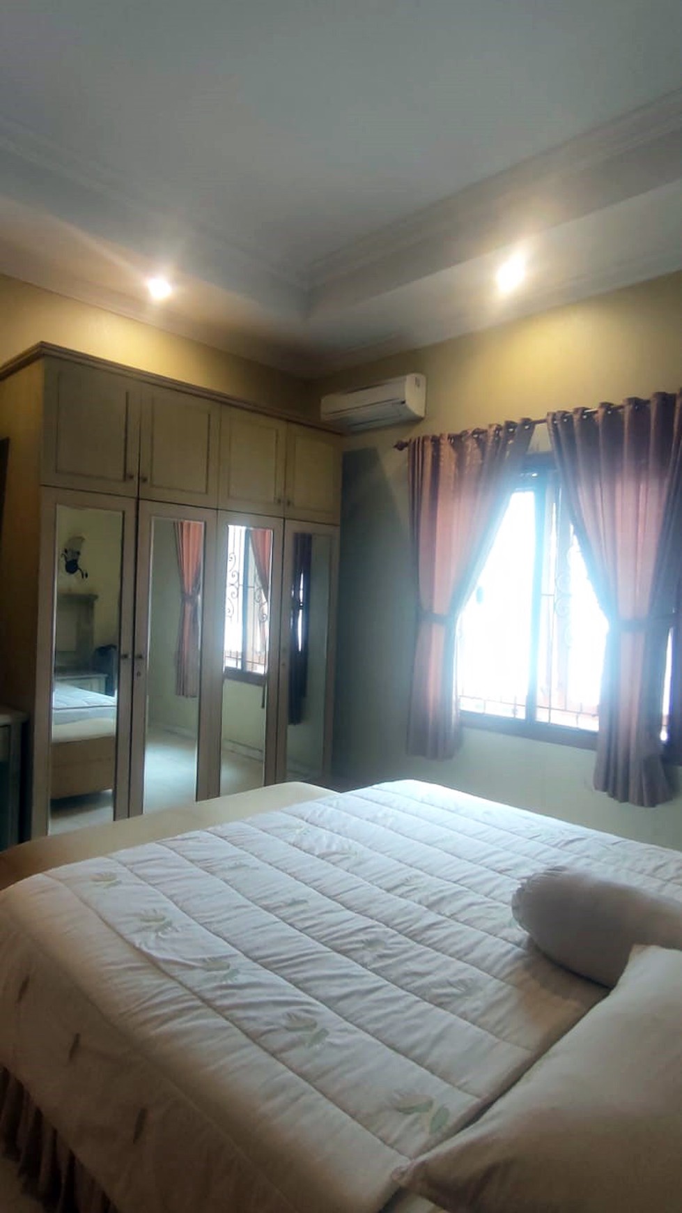 Rumah di Semolowaru Selatan, Full Furnished, ada Taman belakang luas, Siap Huni