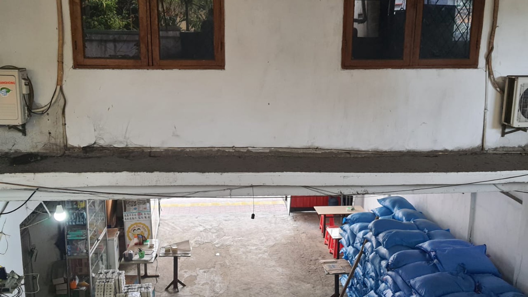 Dijual Rumah 3 lantai dan tempat usaha di Jembatan Besi raya, Tambora, Jakarta Barat