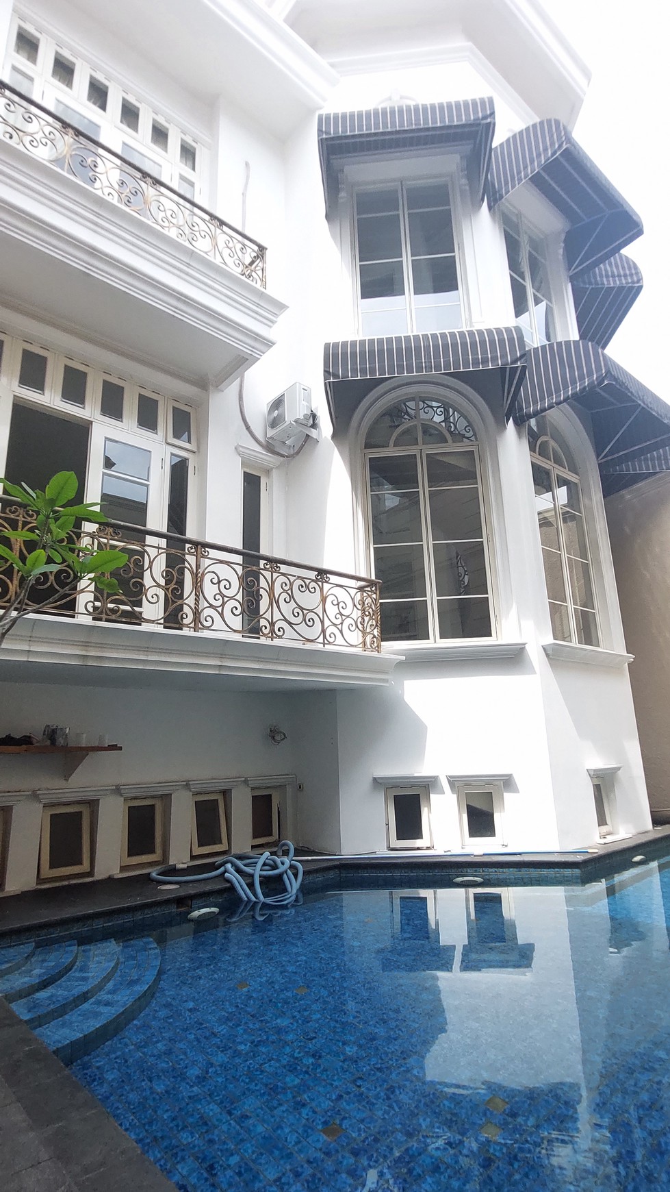 Luxury house at Senopati area good for expatriate or embassy suitable for office or beauty clinic