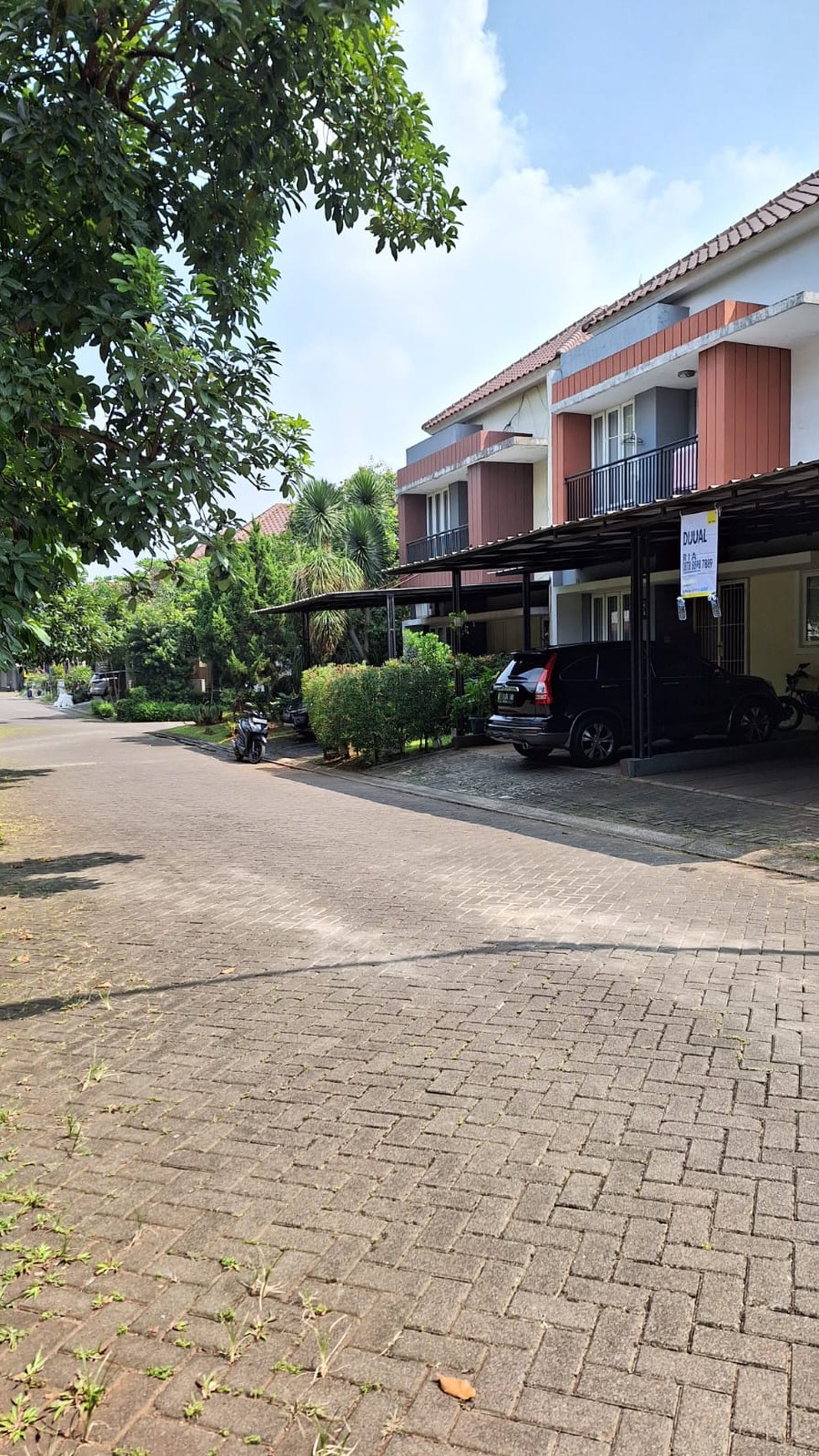 Rumah di Raffles Hills Cibubur