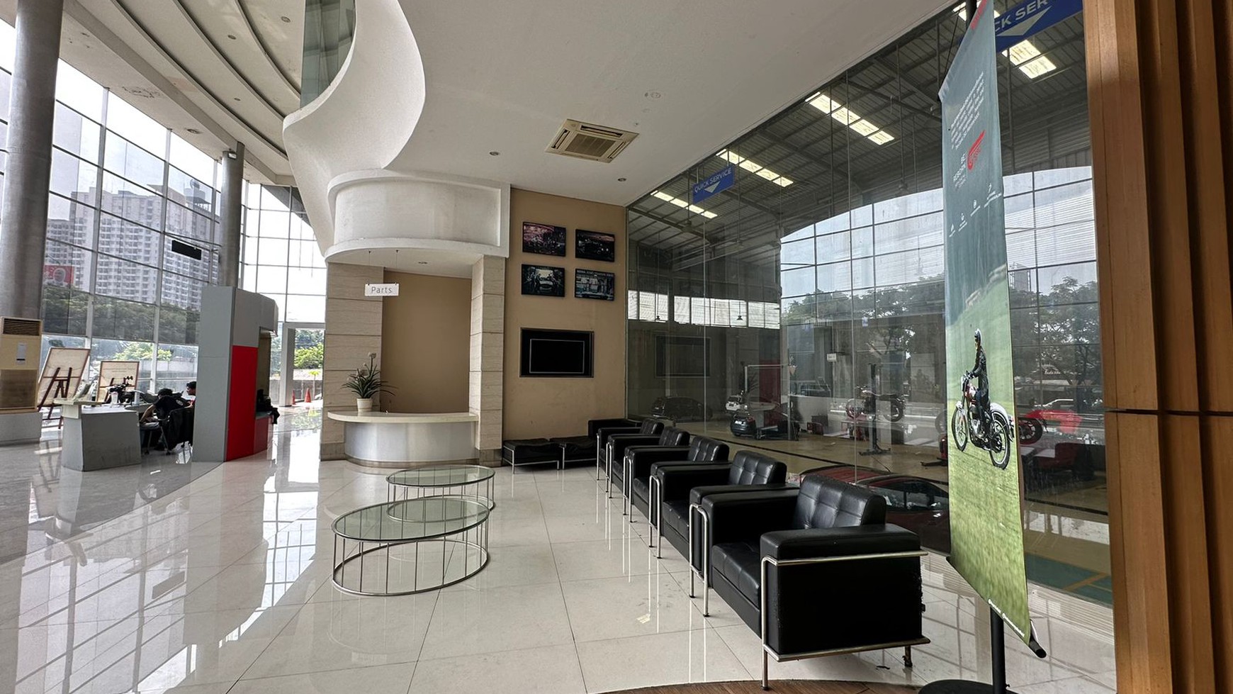 Dijual showroom mobil di Jl Margonda Raya -  Depok