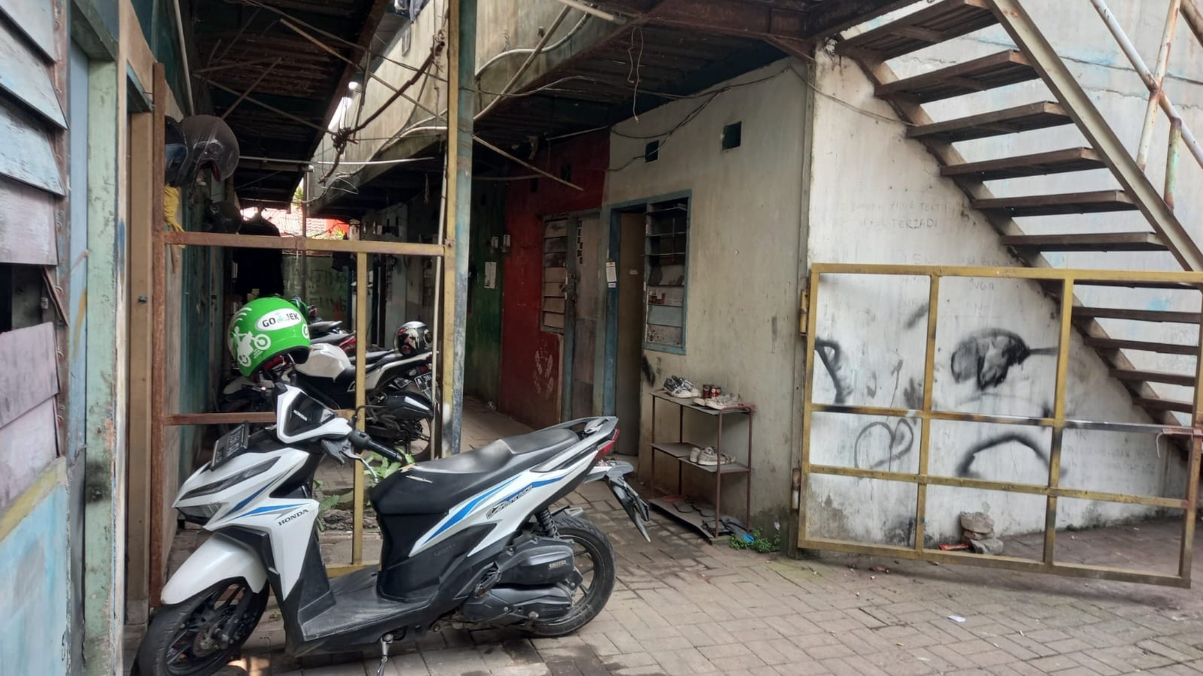 Dijual rumah kontrakan dan kios di Jalan Amd Raya