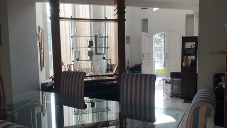 Di jual Rumah cocok untuk ruang usaha di Jalan Kramat Pela Raya, Kebayoran Baru, Jakarta Selatan.