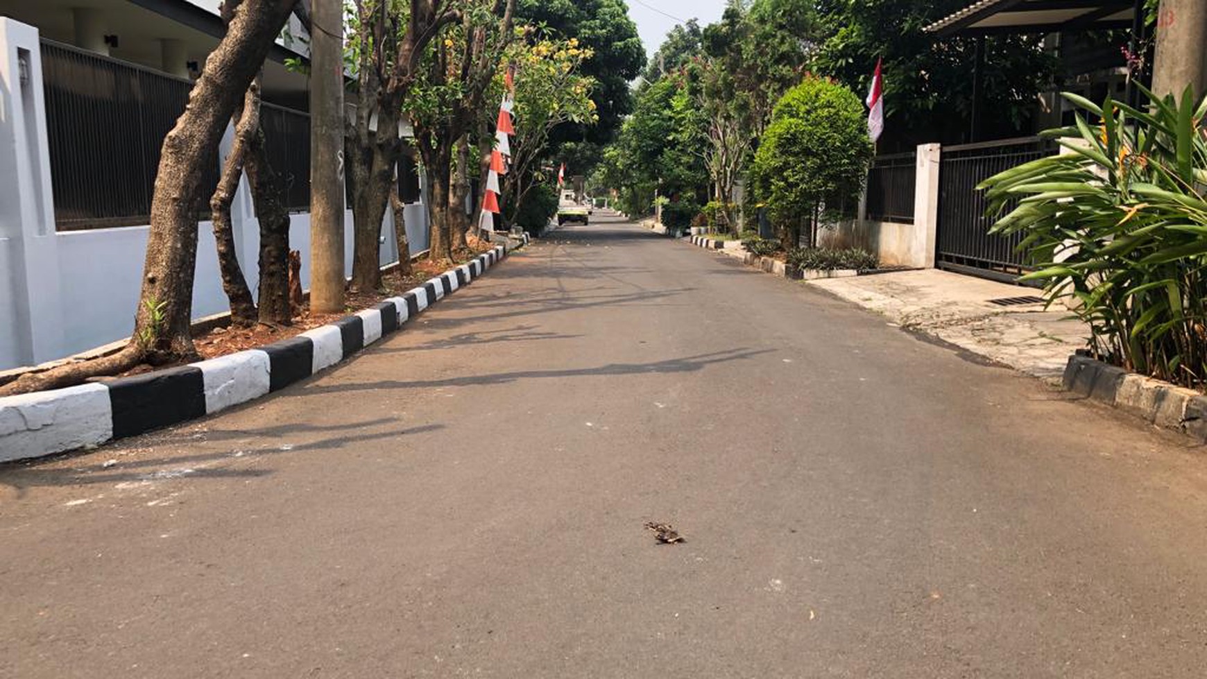 Rumah di atas tanah bentuk Hoek, dalam perumahan Perum Bumi Karang Indah dekat MRT Lebak Bulus, Jakarta Selatan 