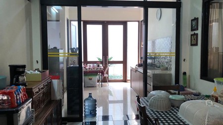 Di Jual Rumah di atas tanah bentuk Hoek, dalam perumahan Bumi Karang Indah dekat MRT Lebak Bulus, Jakarta Selatan 
