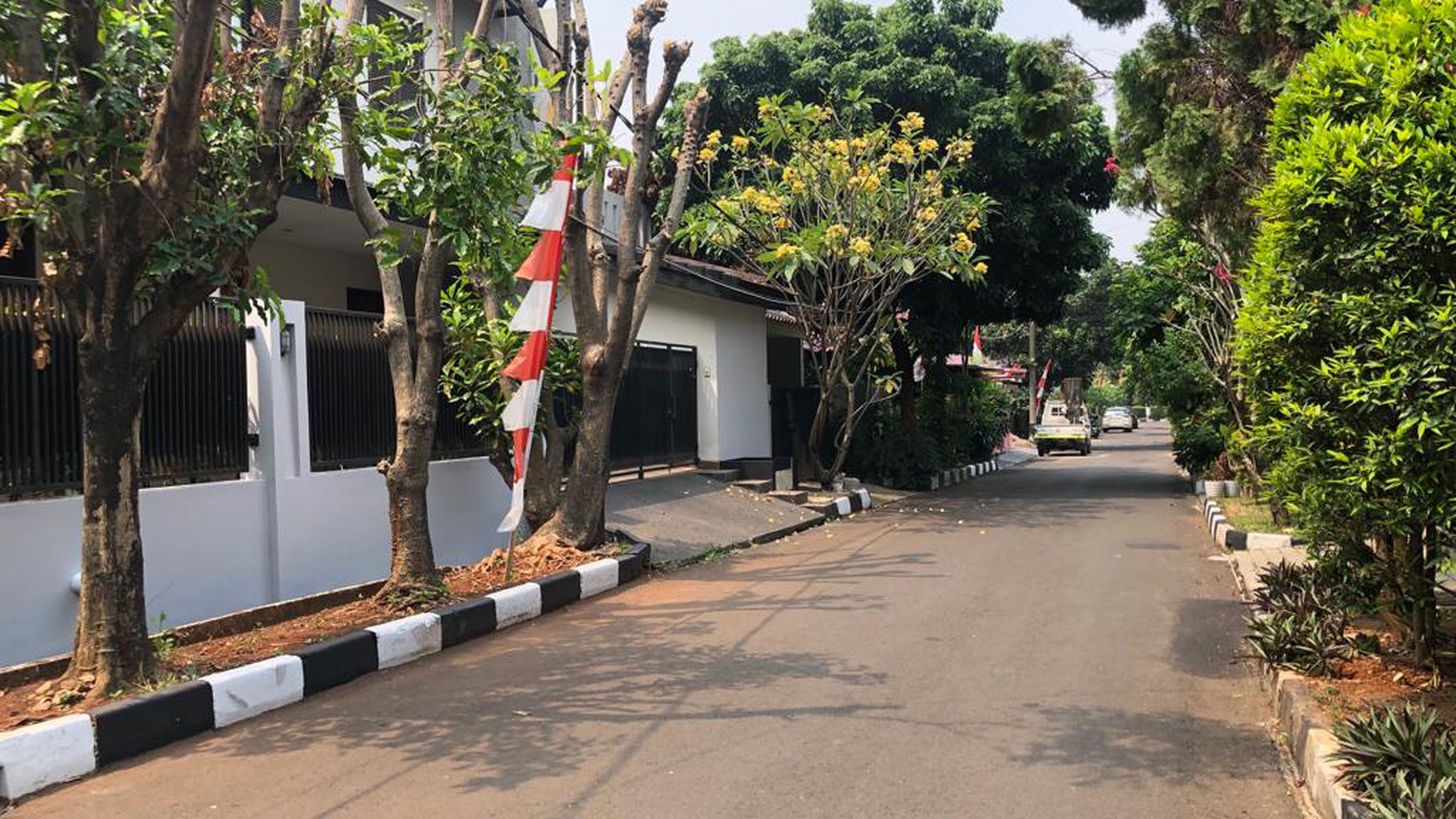 Rumah di atas tanah bentuk Hoek, dalam perumahan Bumi Karang Indah dekat MRT Lebak Bulus, Jakarta Selatan 