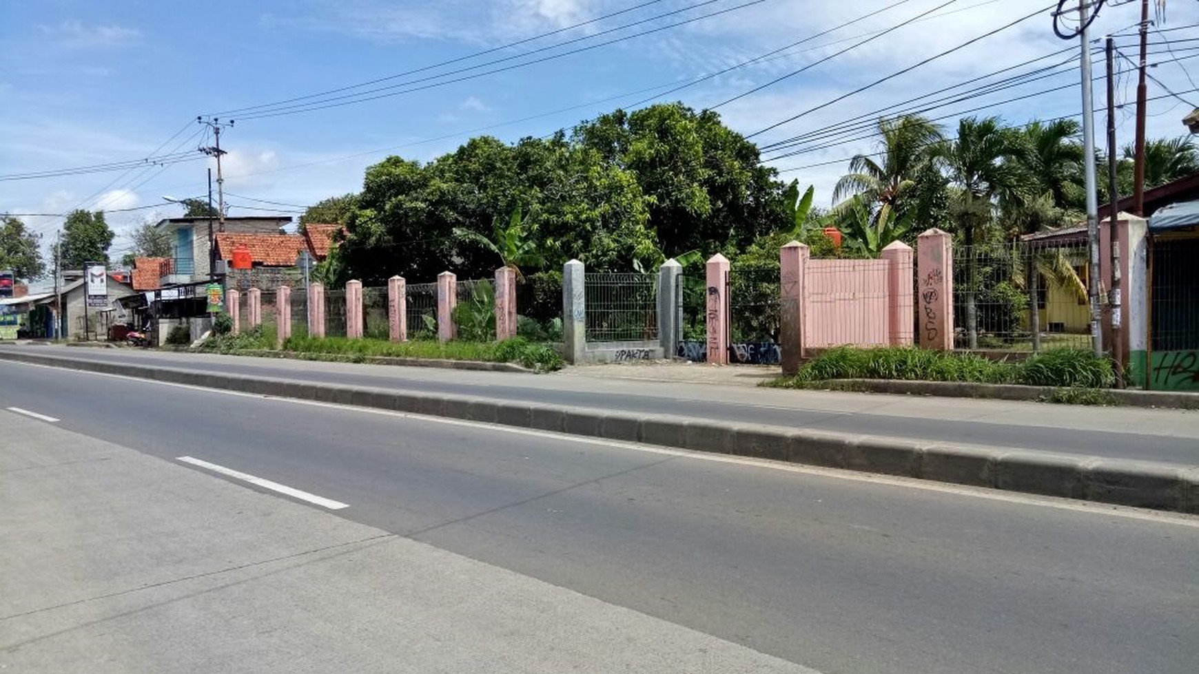 Tanah strategis dan jarang ada,sangat cocok utk bangunan komersil/perumahan/gudang,terletak dipinggir jalan Raya Parung, Bogor