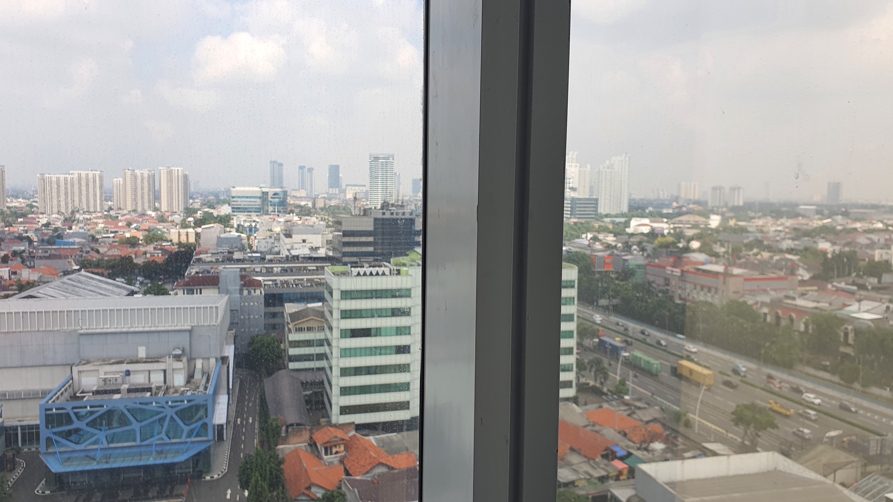 Turun Harga. Office Space di Wisma AKR Kebon Jeruk Jak Bar