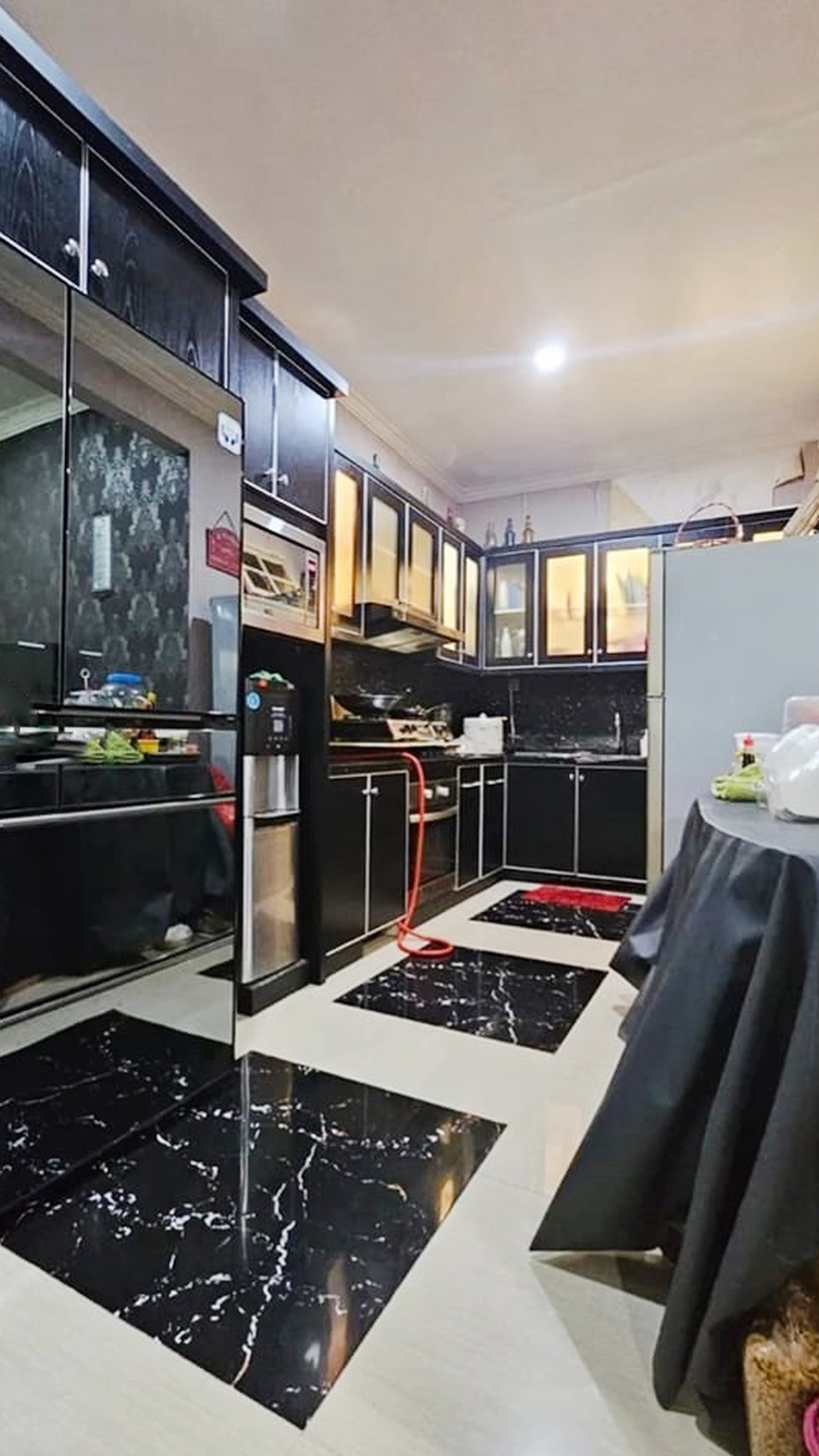 Dijual SEGERA Rumah Bagus dengan Kolam Renang di Cluster Normandy Wish, Deplu, Jakarta Selatan 