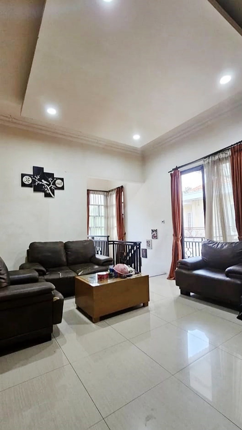 Dijual SEGERA Rumah Bagus dengan Kolam Renang di Cluster Normandy Wish, Deplu, Jakarta Selatan 