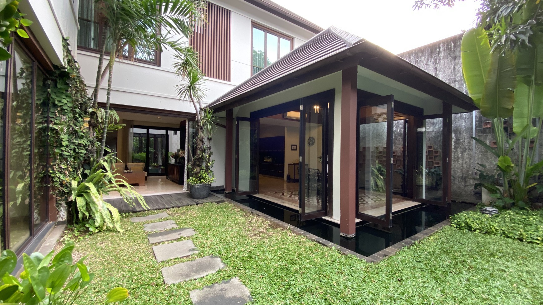 Beautiful Luxury Modern tropical House at Menteng Area