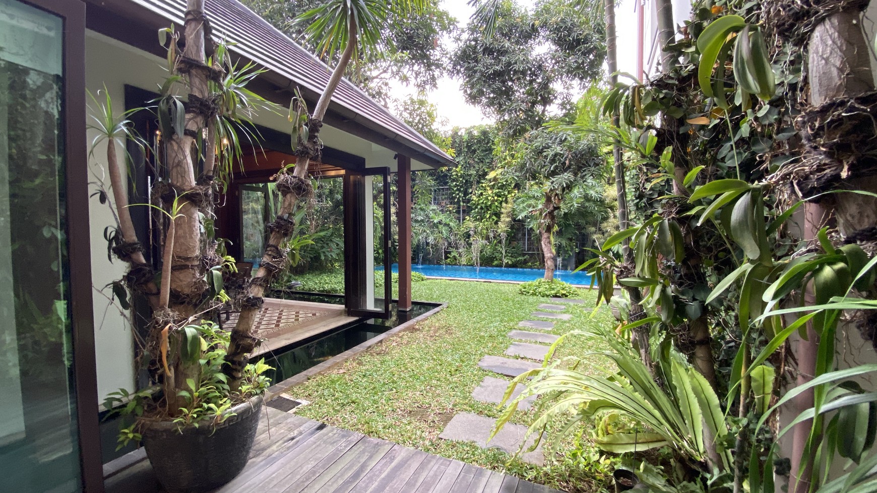 Beautiful Luxury Modern tropical House at Menteng Area