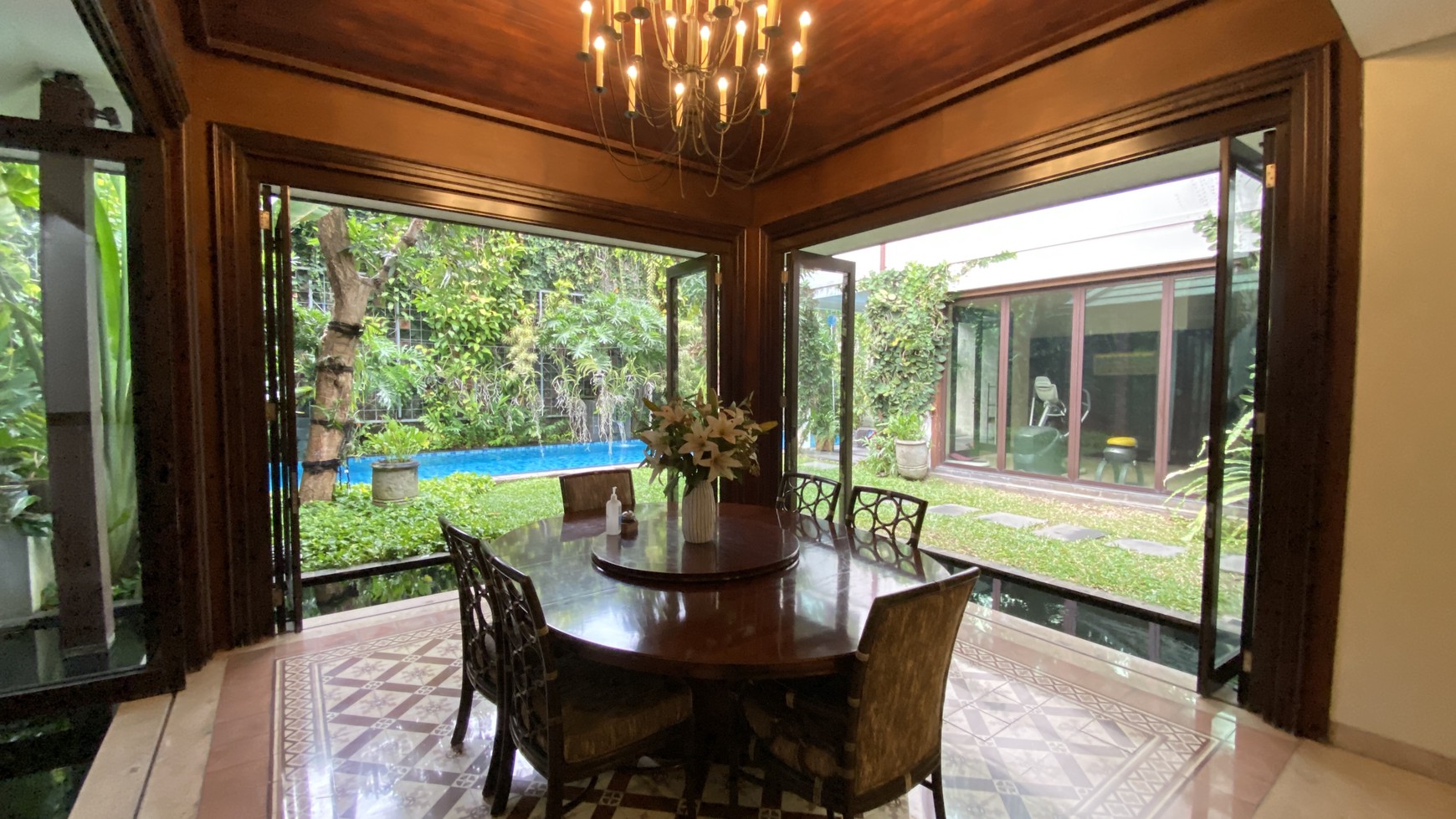 Beautiful Luxury Modern tropical House at Menteng Area