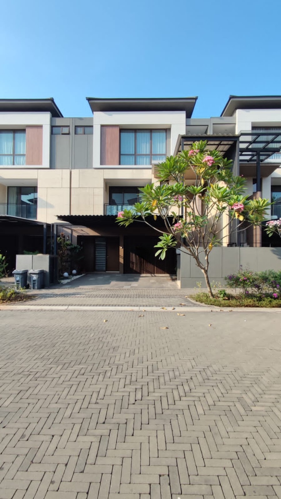 Hot Properti. Rumah Modern Mewah Zora Kimora, BSD.
