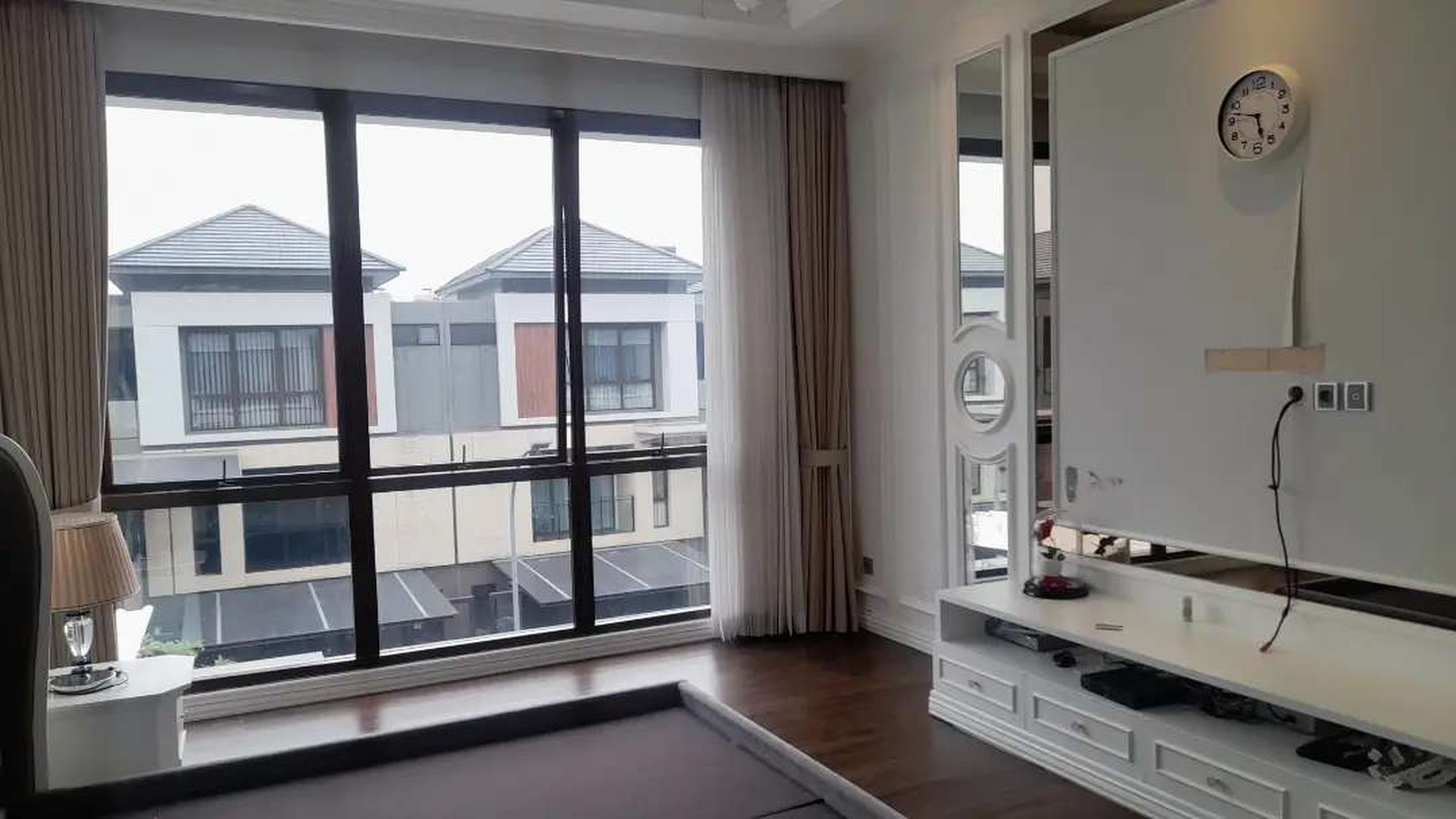 Hot Properti. Rumah Modern Mewah Zora Kimora, BSD.