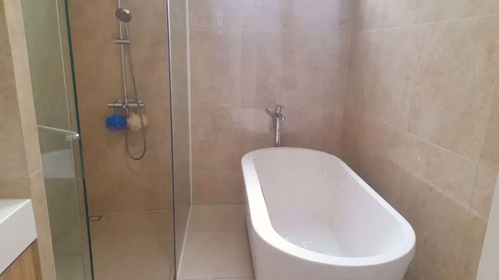 Hot Properti. Rumah Modern Mewah Zora Kimora, BSD.