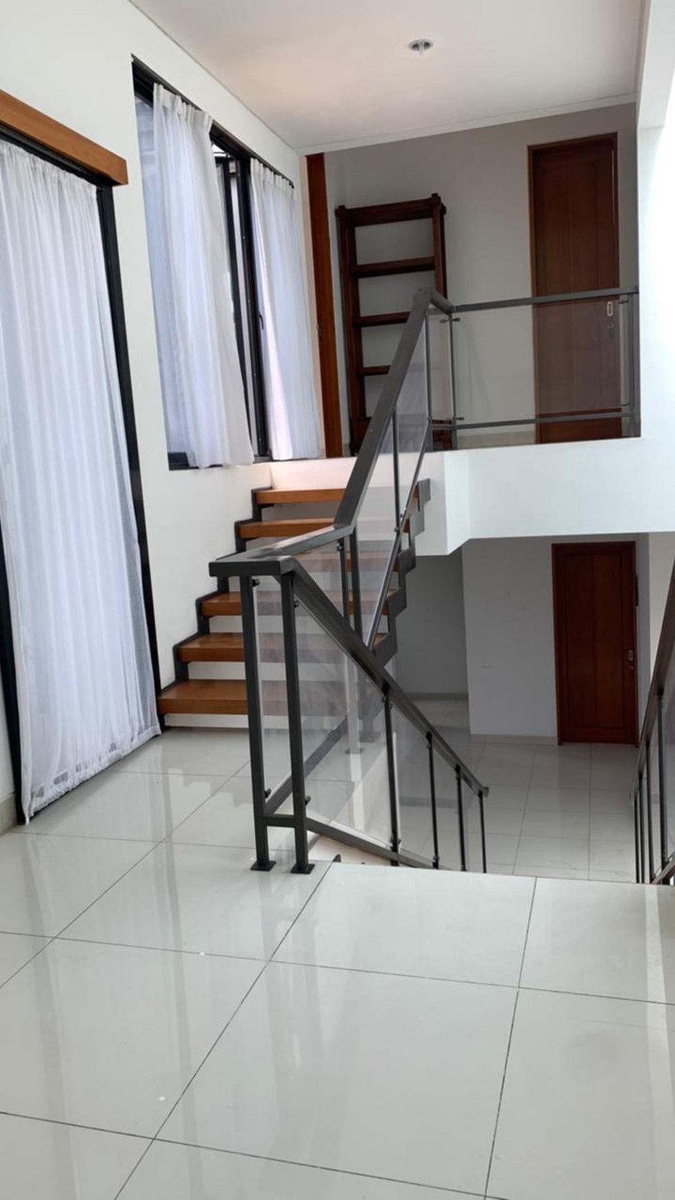 Rumah 2 Lantai Delat Mall Pondok Indah Kebayoran Jakarta Selatan