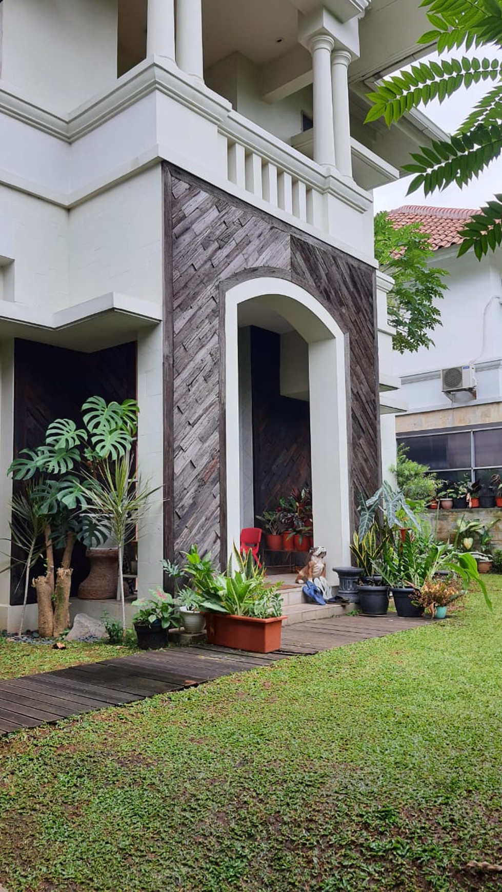 Turun Harga Rumah 2 lantai Semi Furnished Hadap Taman, Rapi Terawat - Futuristic Design