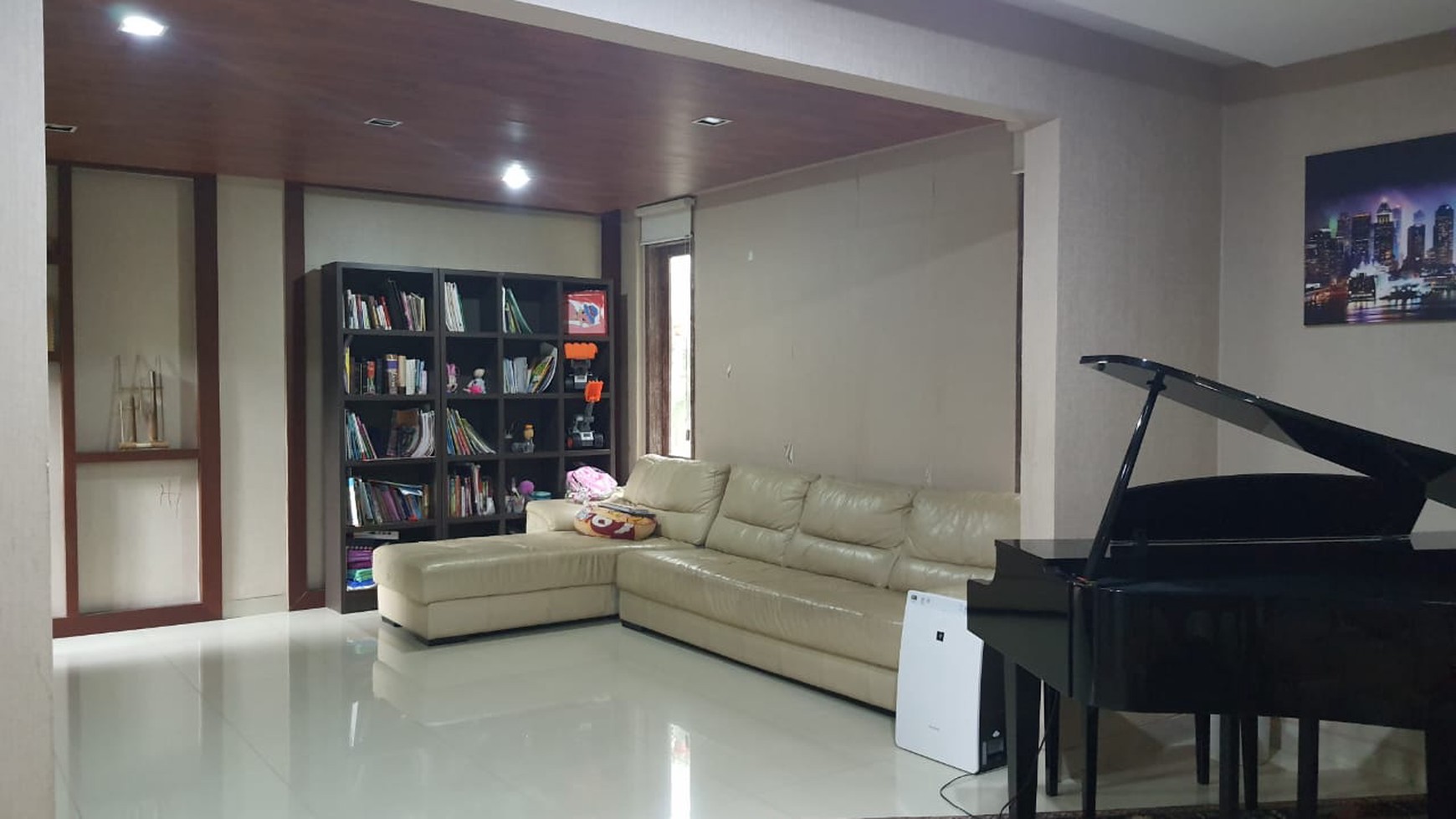 Turun Harga Rumah 2 lantai Semi Furnished Hadap Taman, Rapi Terawat - Futuristic Design