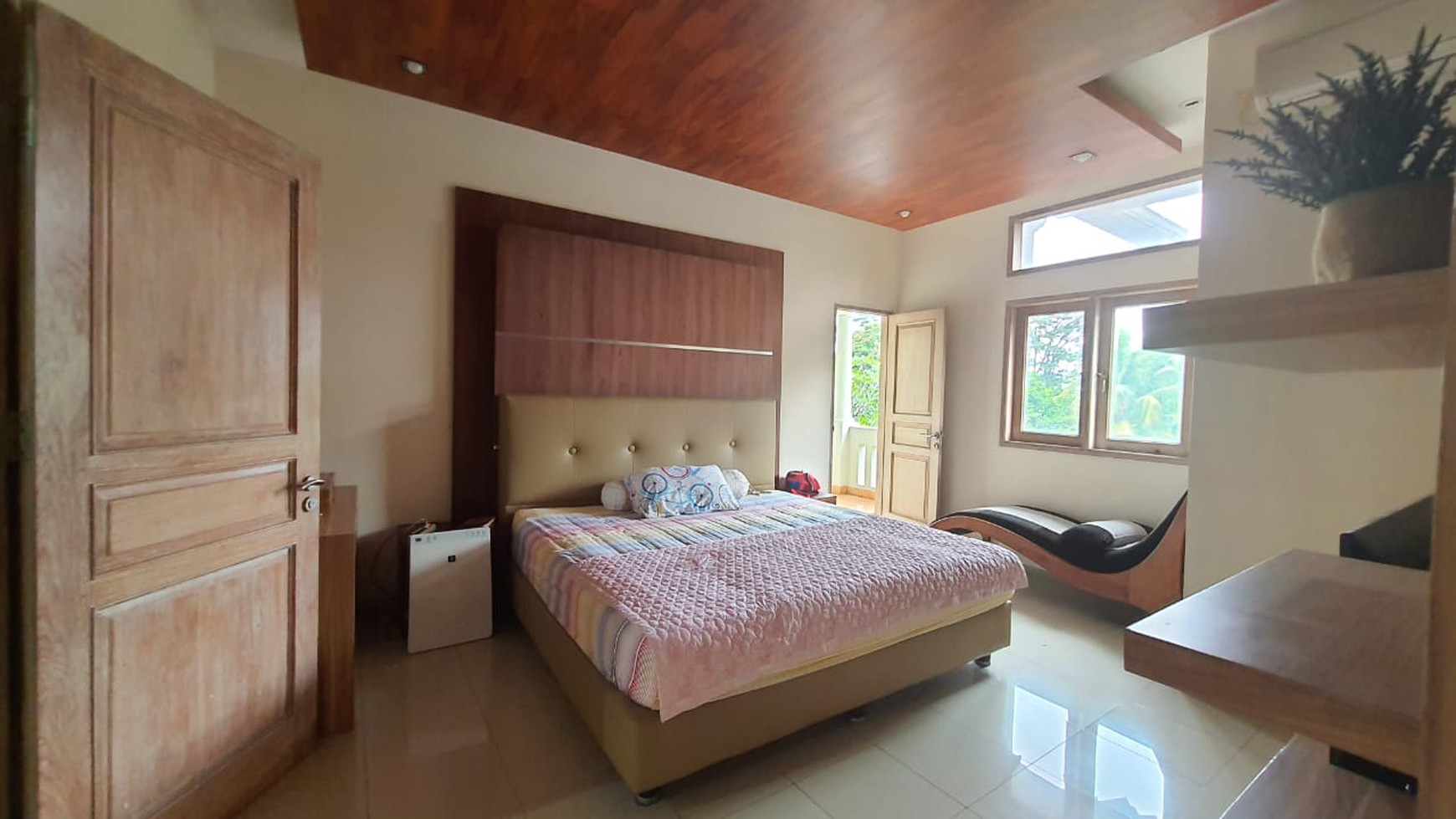 Turun Harga Rumah 2 lantai Semi Furnished Hadap Taman, Rapi Terawat - Futuristic Design