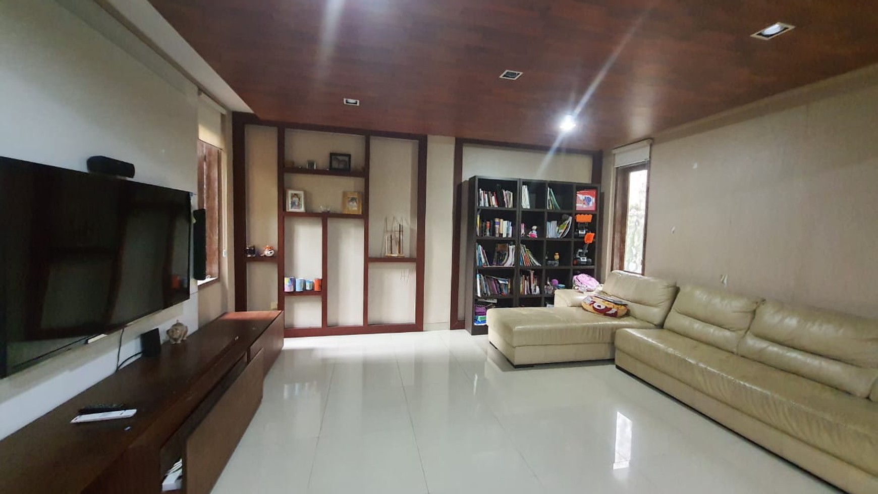 Turun Harga Rumah 2 lantai Semi Furnished Hadap Taman, Rapi Terawat - Futuristic Design