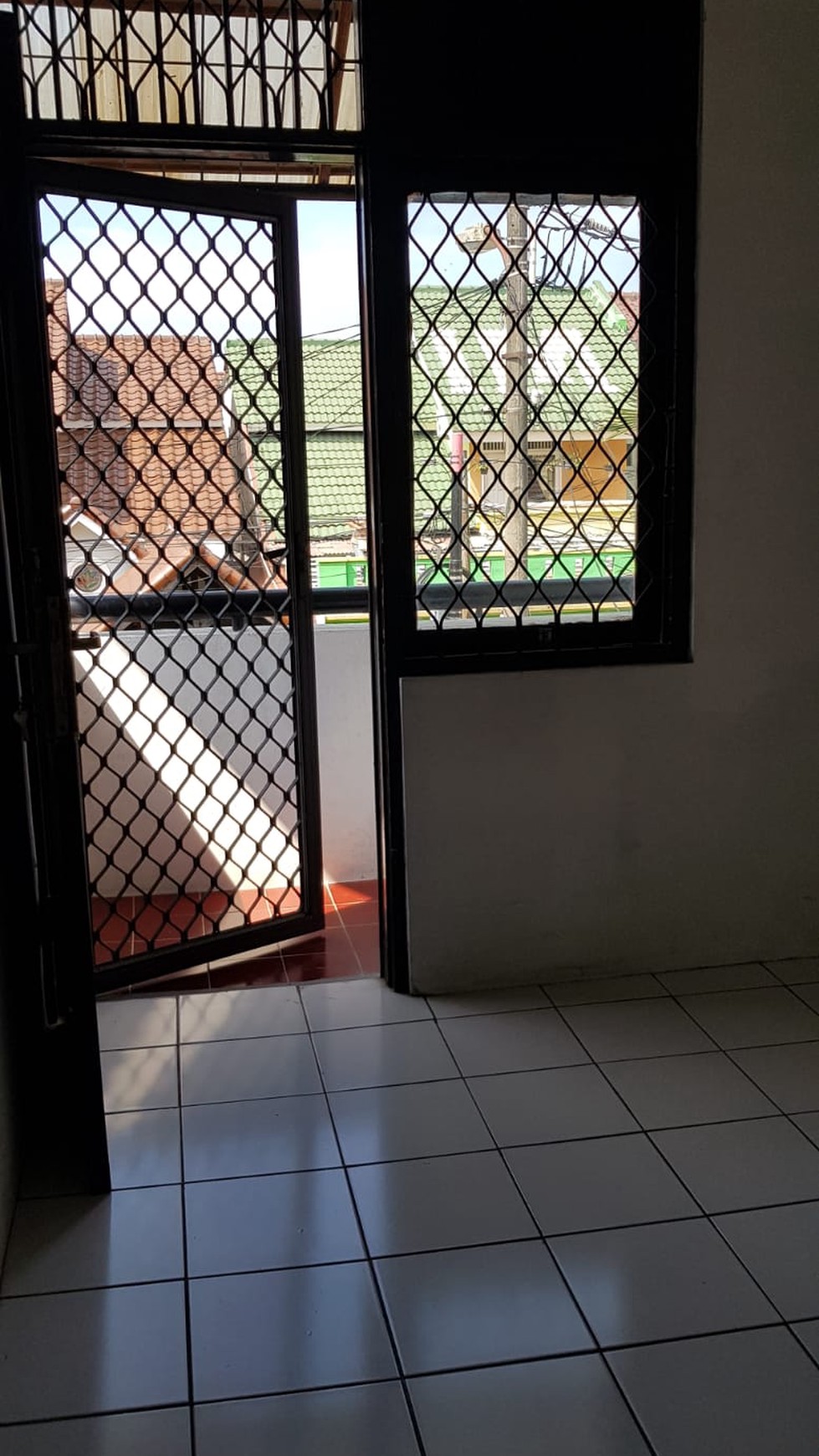 Rumah 2 Lantai Kamar Banyak di Limus Pratama 