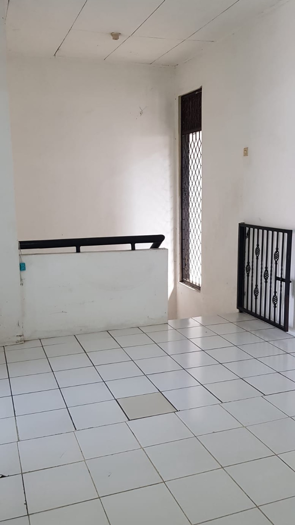 Rumah 2 Lantai Kamar Banyak di Limus Pratama 