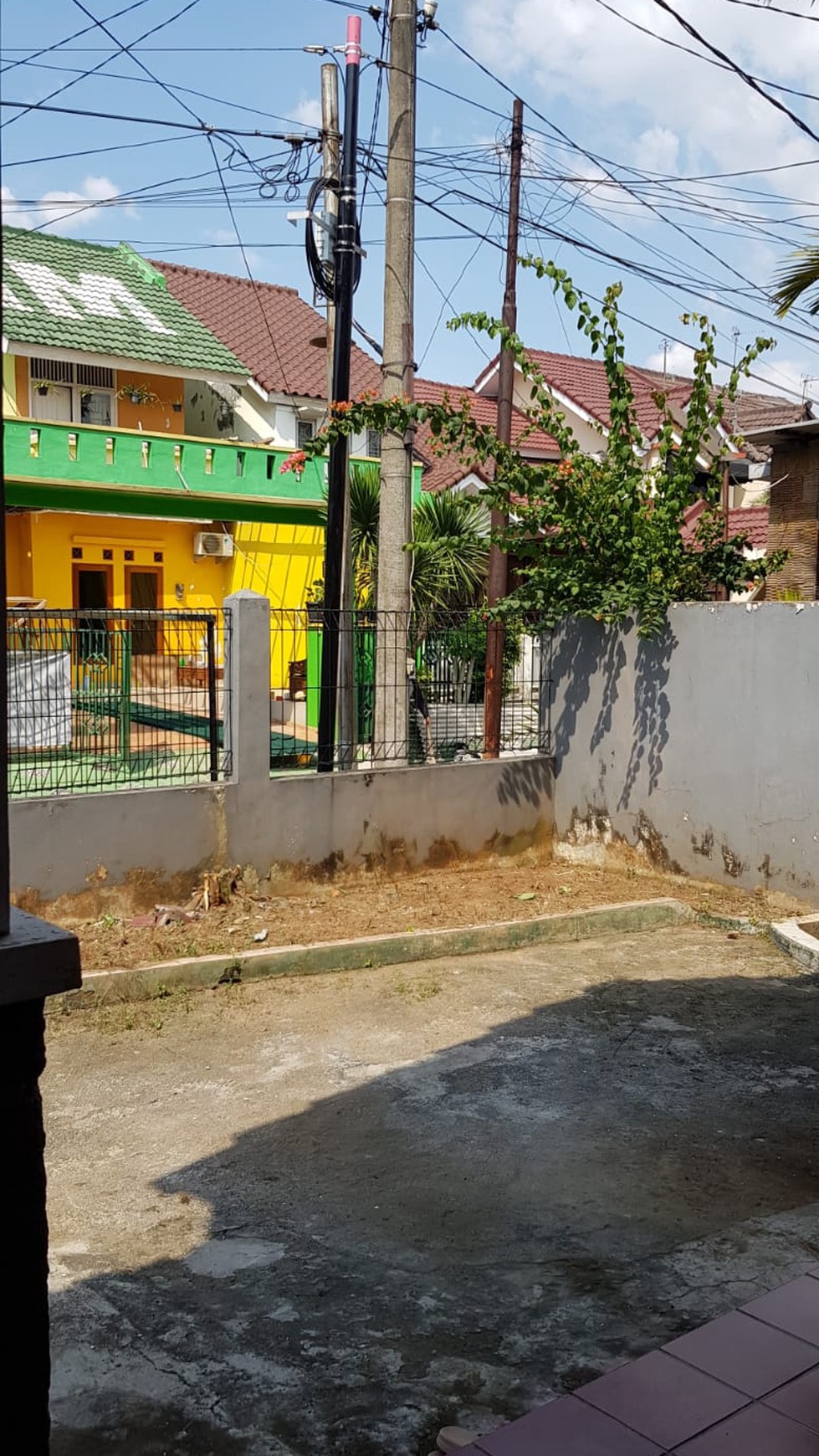 Rumah 2 Lantai Kamar Banyak di Limus Pratama 