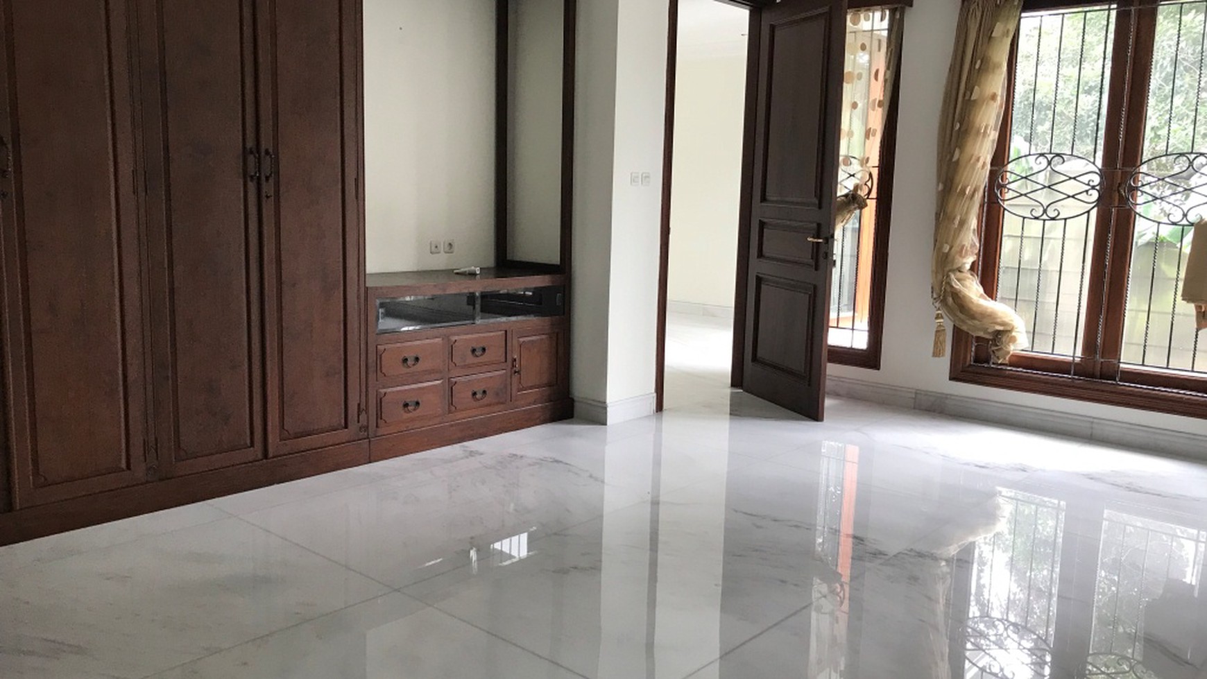 Beautiful Townhouse For Rent at Ampera