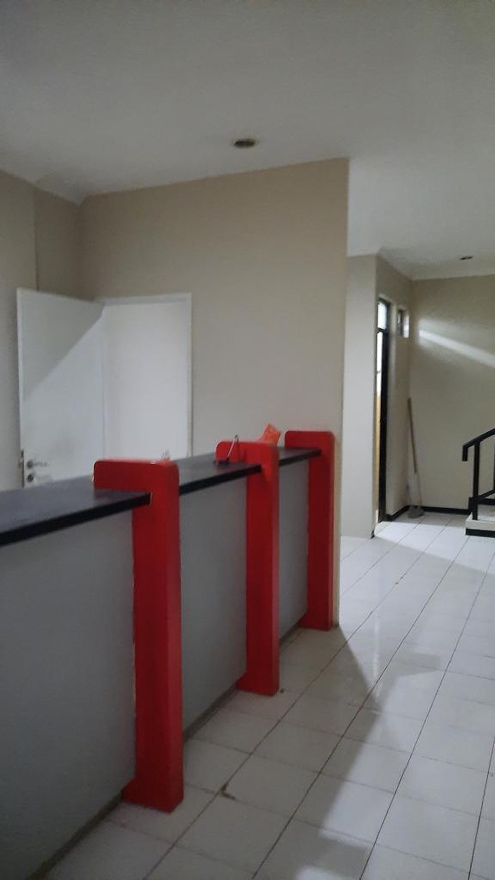 Dijual Ruko Surabaya Pusat Kota - Jalan Diponegoro - 3 Lantai + Parkir Luas - cocok buat Segala Usaha