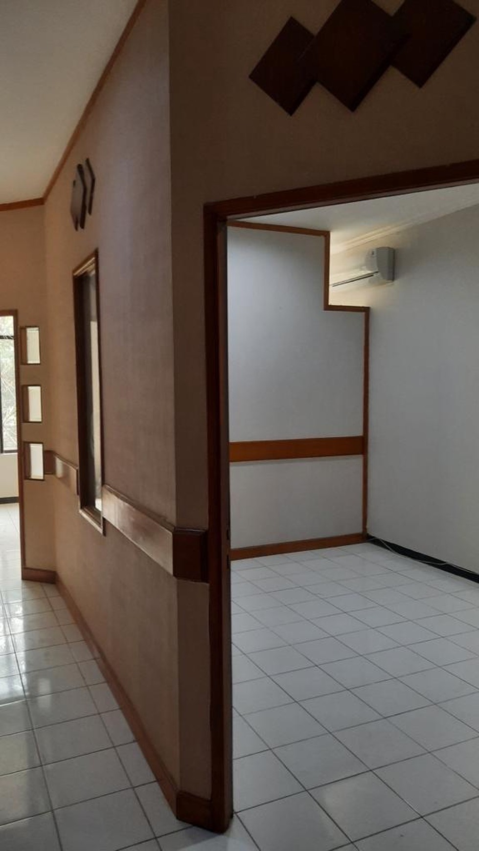 Dijual Ruko Surabaya Pusat Kota - Jalan Diponegoro - 3 Lantai + Parkir Luas - cocok buat Segala Usaha