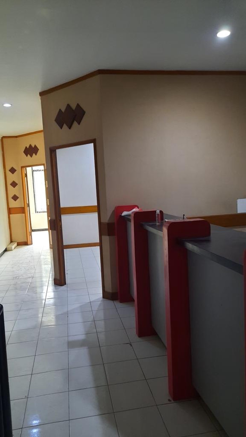 Dijual Ruko Surabaya Pusat Kota - Jalan Diponegoro - 3 Lantai + Parkir Luas - cocok buat Segala Usaha