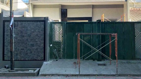 Rumah Baru Gress di Manyar Jaya Surabaya, Minimalis, Serah Terima Akhir September 2023