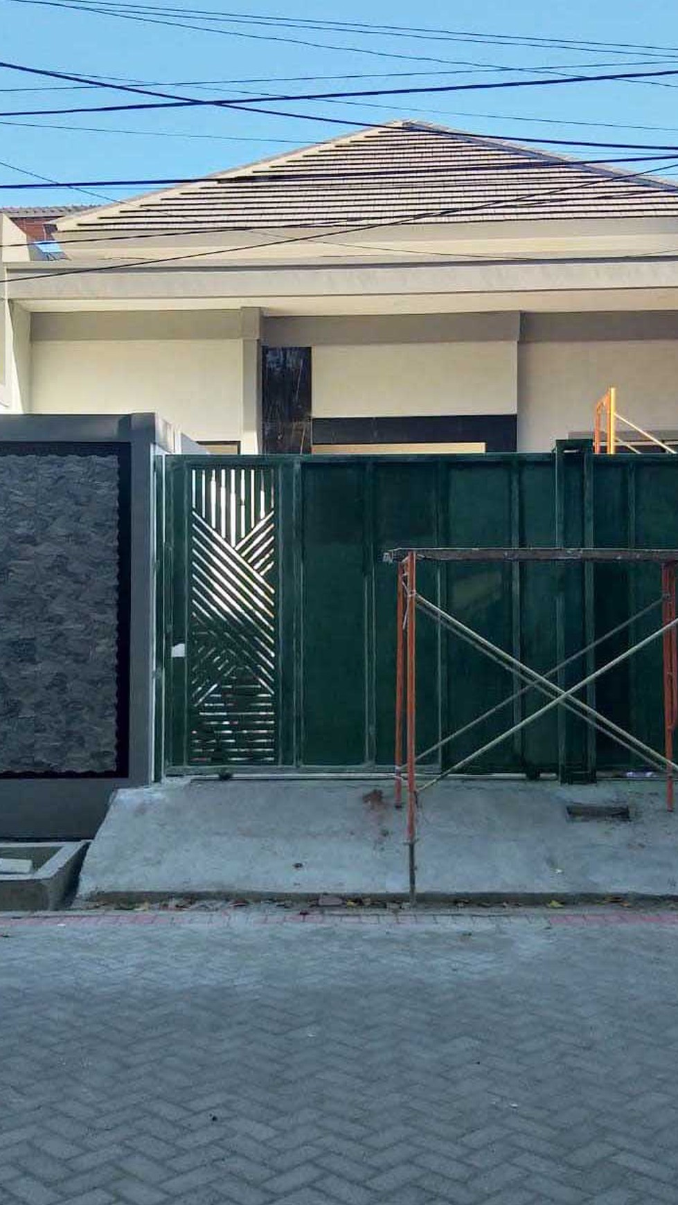Rumah Baru Gress di Manyar Jaya Surabaya, Minimalis, Serah Terima Akhir September 2023