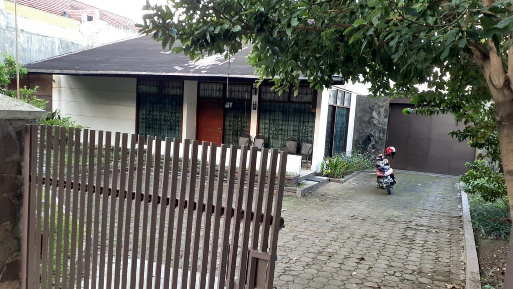 Rumah luas tanah 1.243 meter di Area Hegarmanah, Bandung.