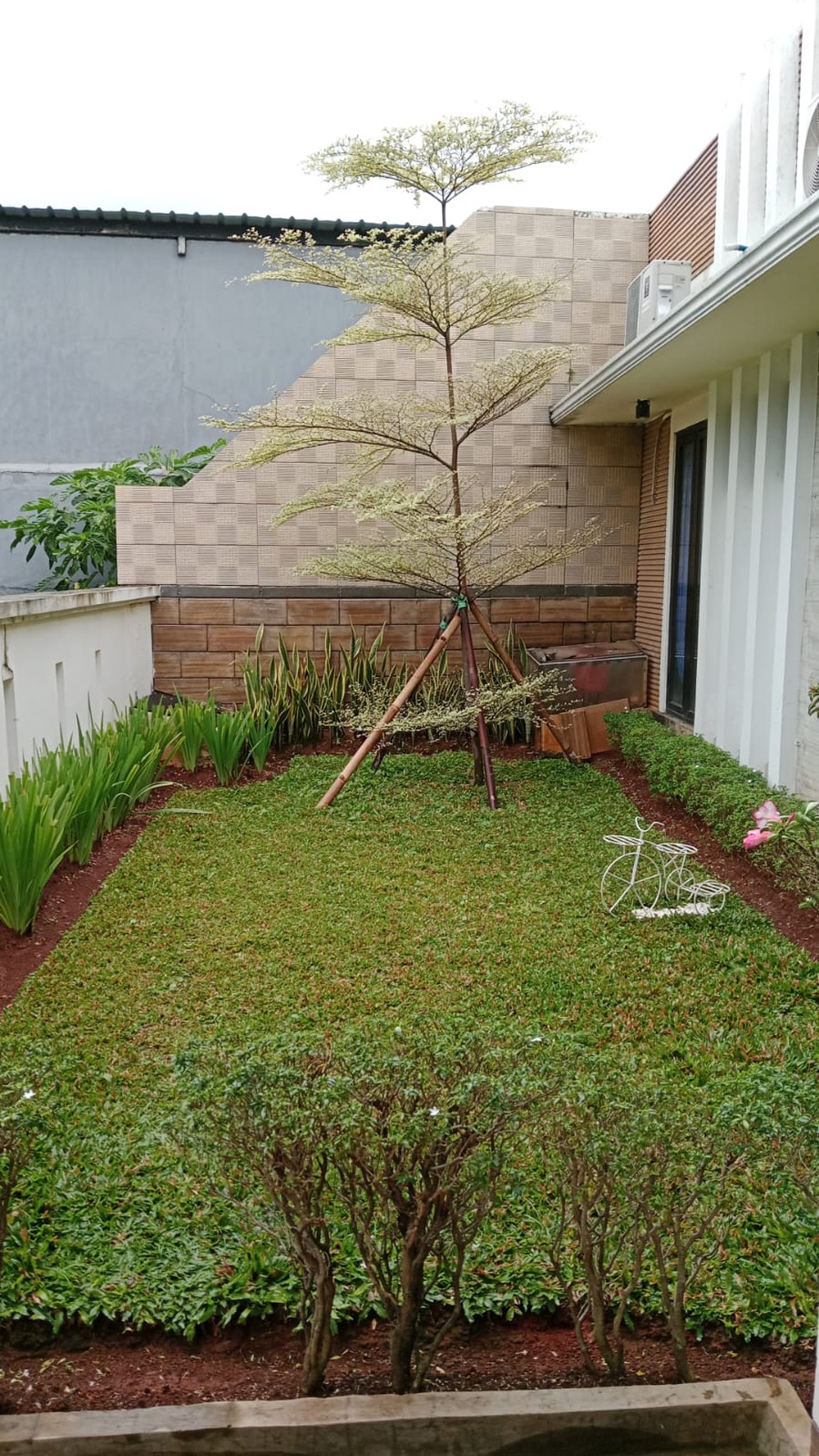 Rumah di dalam kompleks Perumahan Cipinang Indah siap huni dan sangat terawat di Area Kalimalang, Jakarta Timur 