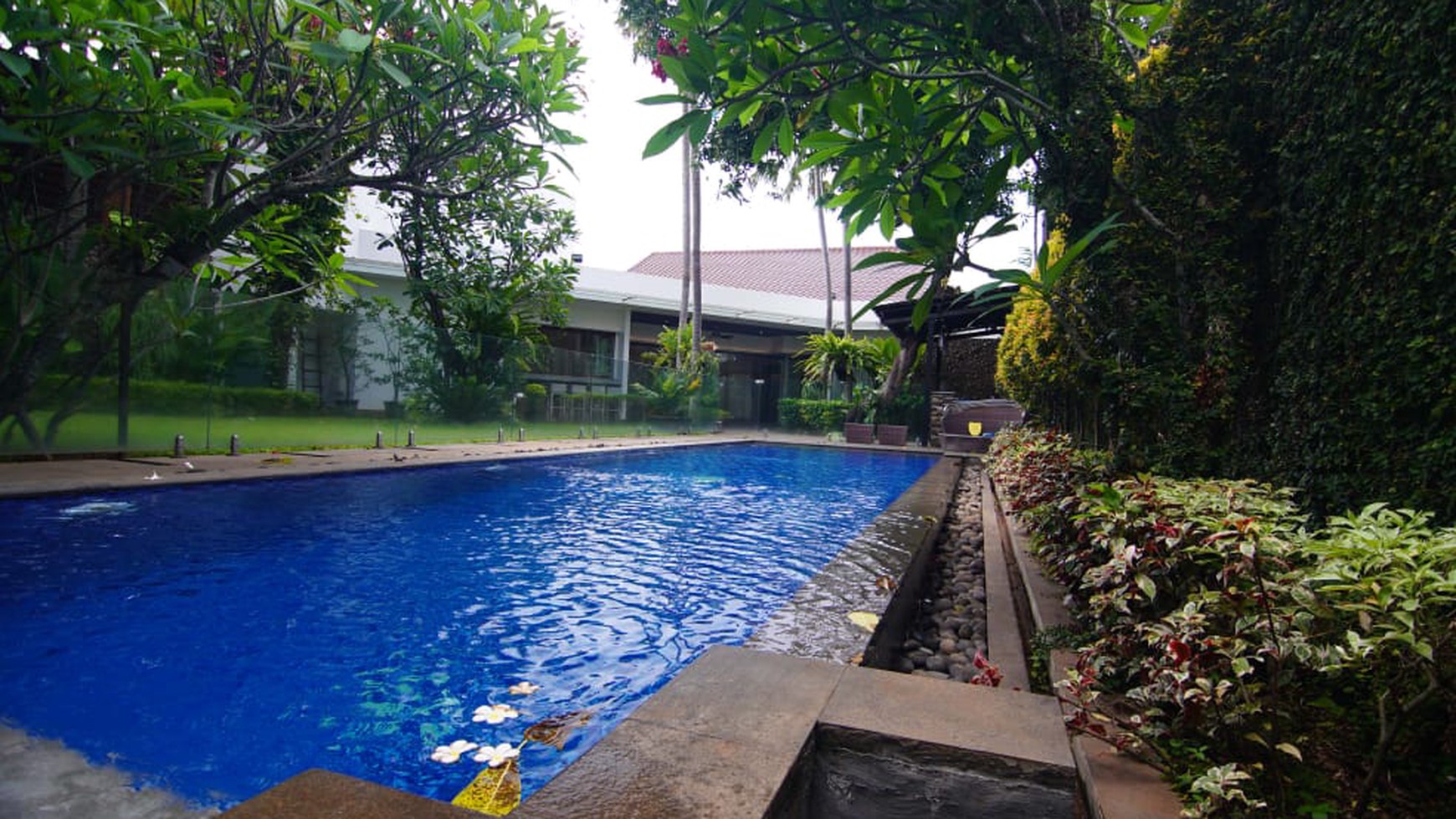 Rumah Cantik, Asri siap huni strategis di Area Pejaten Barat, Kemang, Jakarta Selatan.