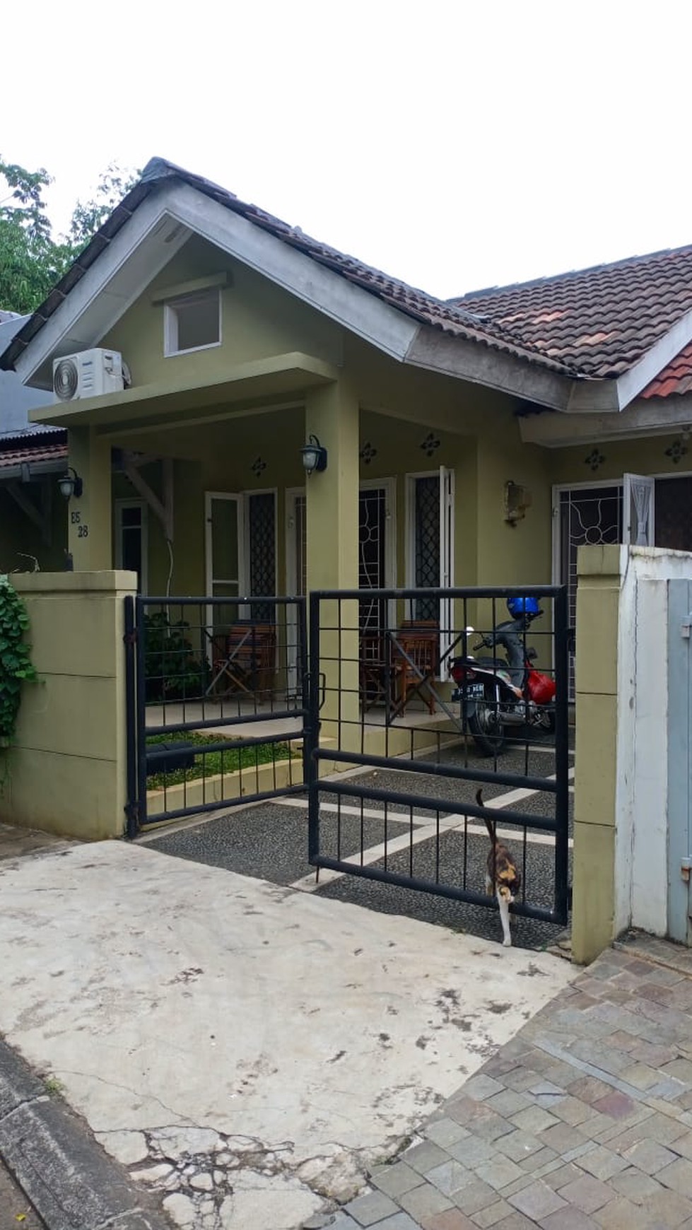 Rumah cantik dan rapih depan Taman 