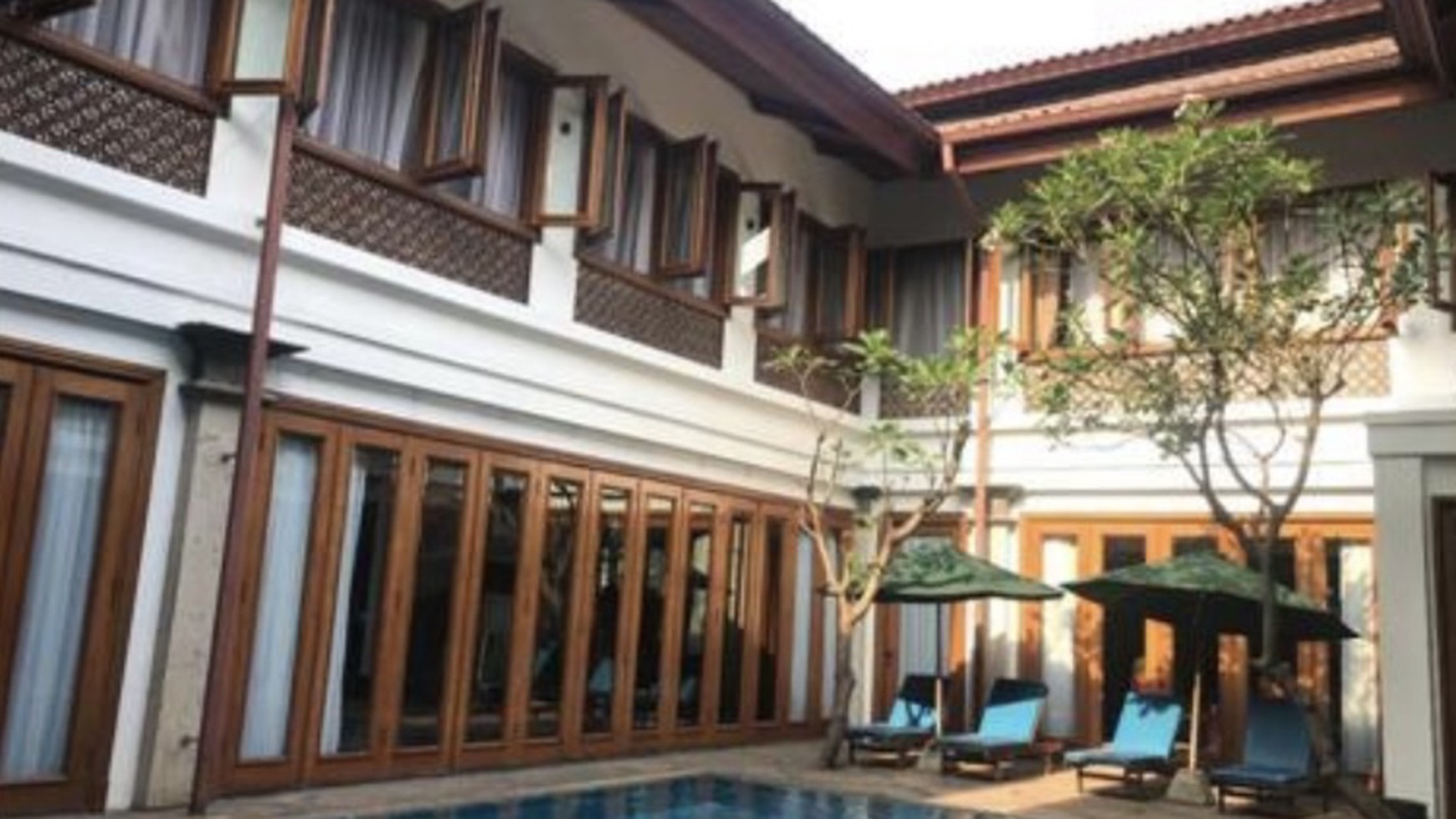 Beautiful House with balinese style at Kuningan Area