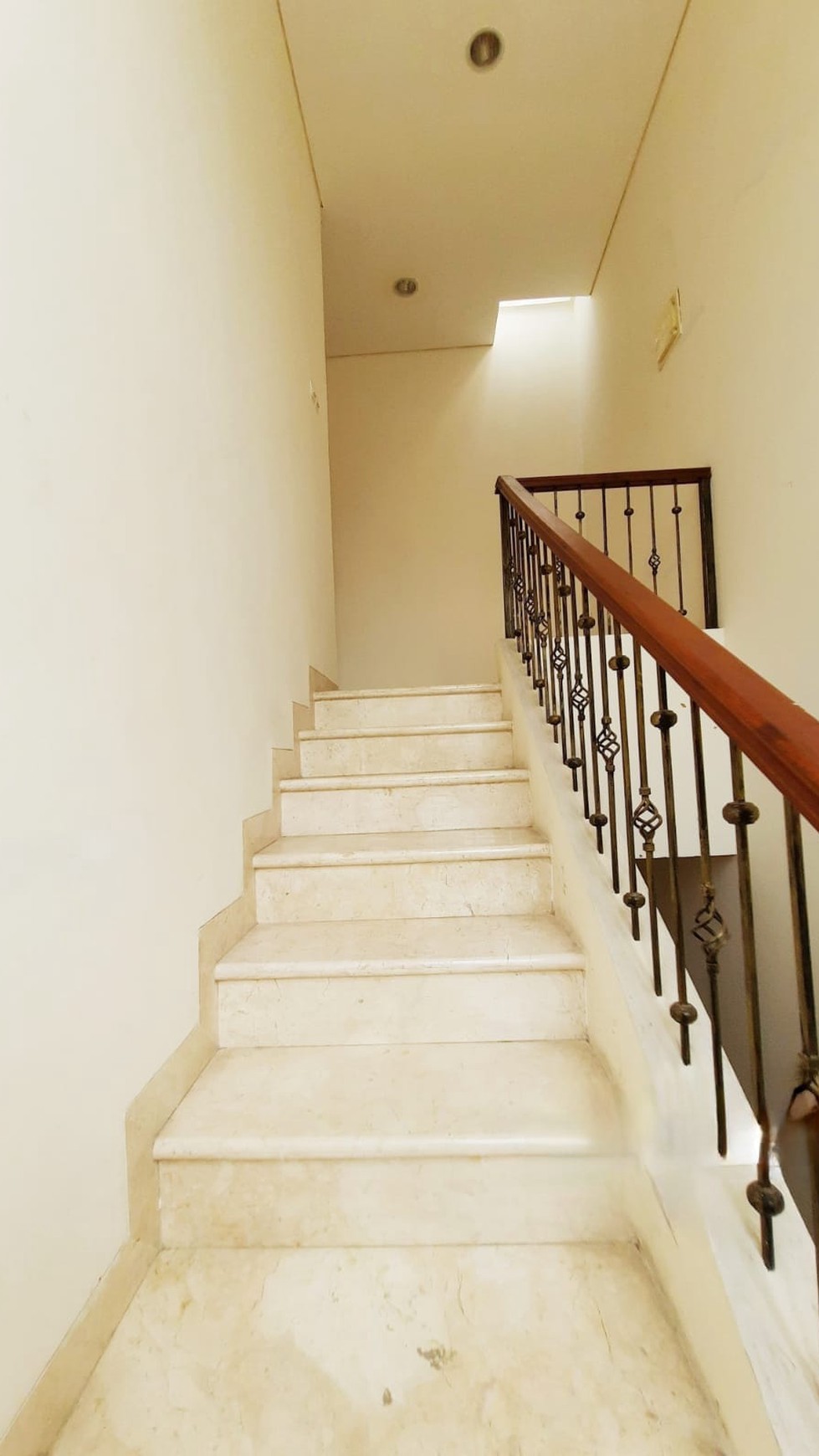 Rumah Minimalis Area Cluster Paris Residence Kampung Utan 