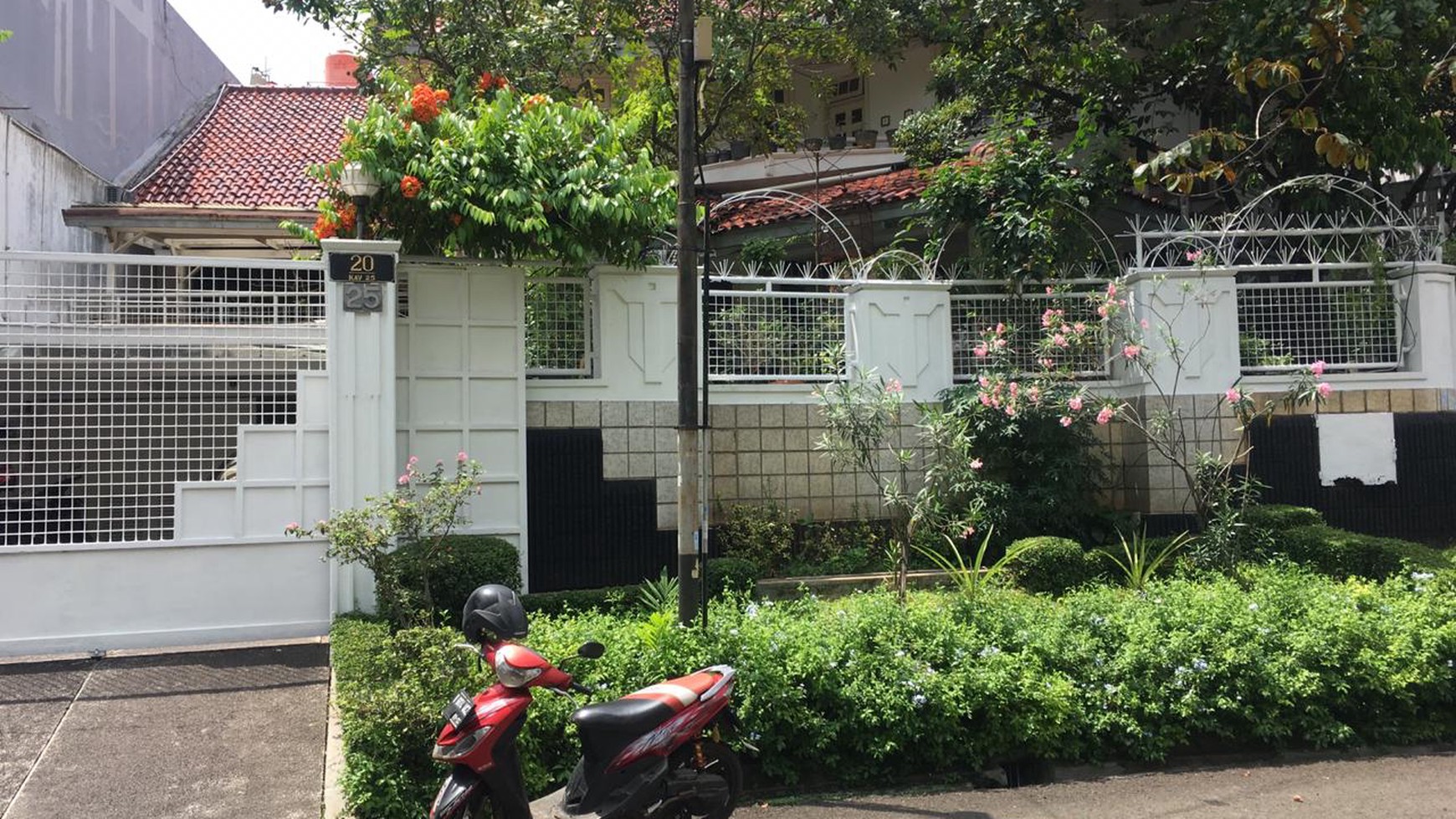 Rumah Bagus Di Jl Kencana Indah, Pondok Indah