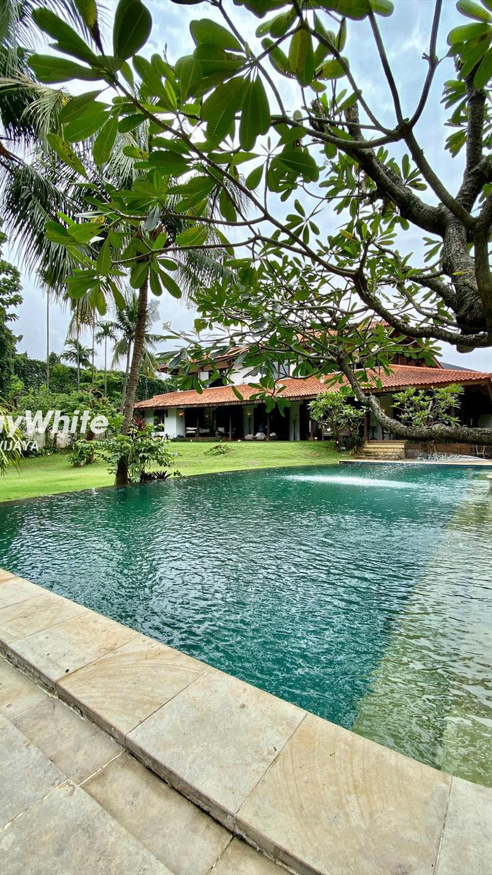 Rumah Siap Huni Gaya Bali, Taman yang sangat luas Area Pejaten Barat