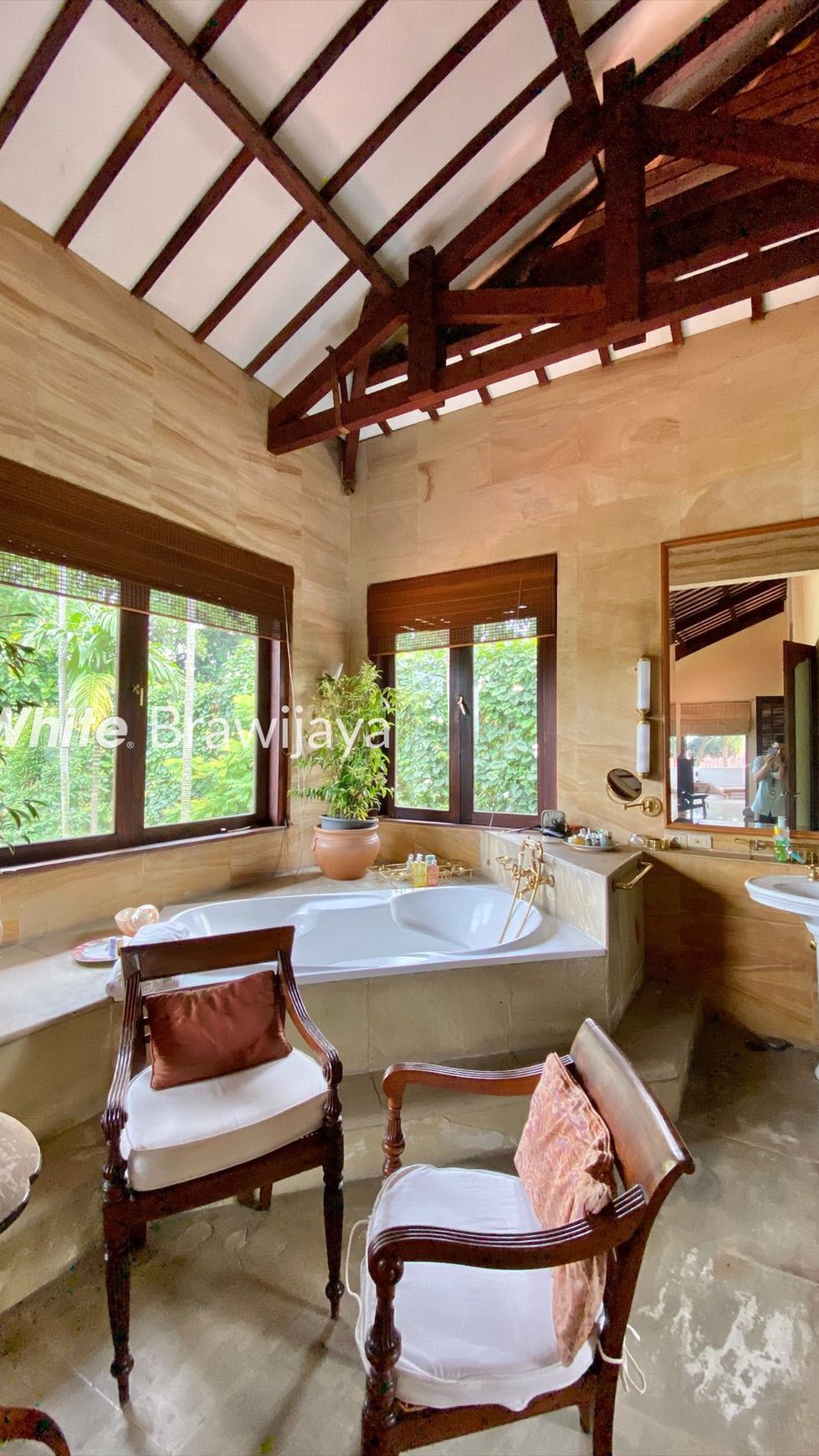 Rumah Siap Huni Gaya Bali, Taman yang sangat luas Area Pejaten Barat