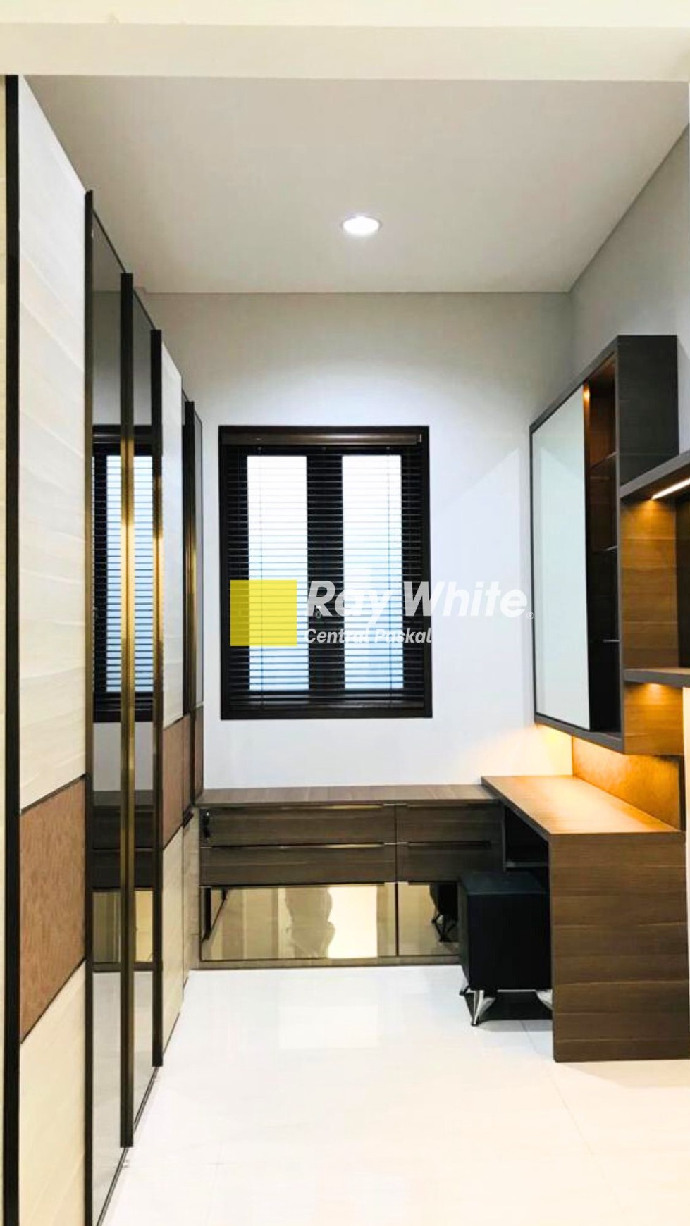 Rumah Luxury Full Furnished di Mainroad Setraduta Bandung