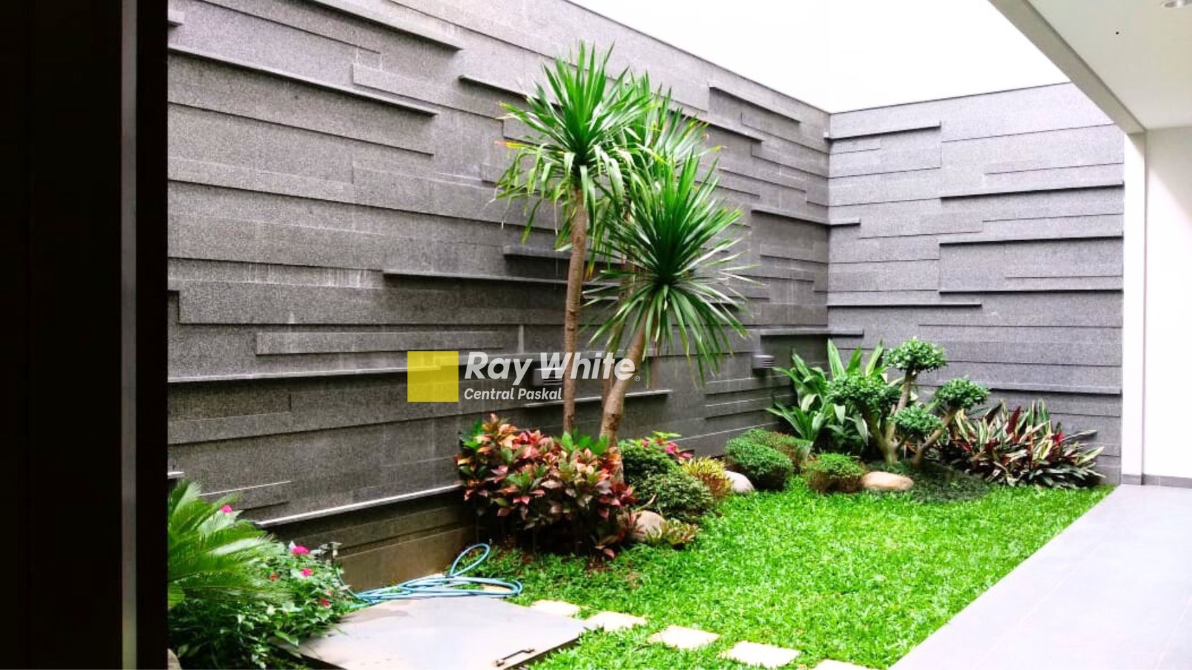 Rumah Luxury Full Furnished di Mainroad Setraduta Bandung