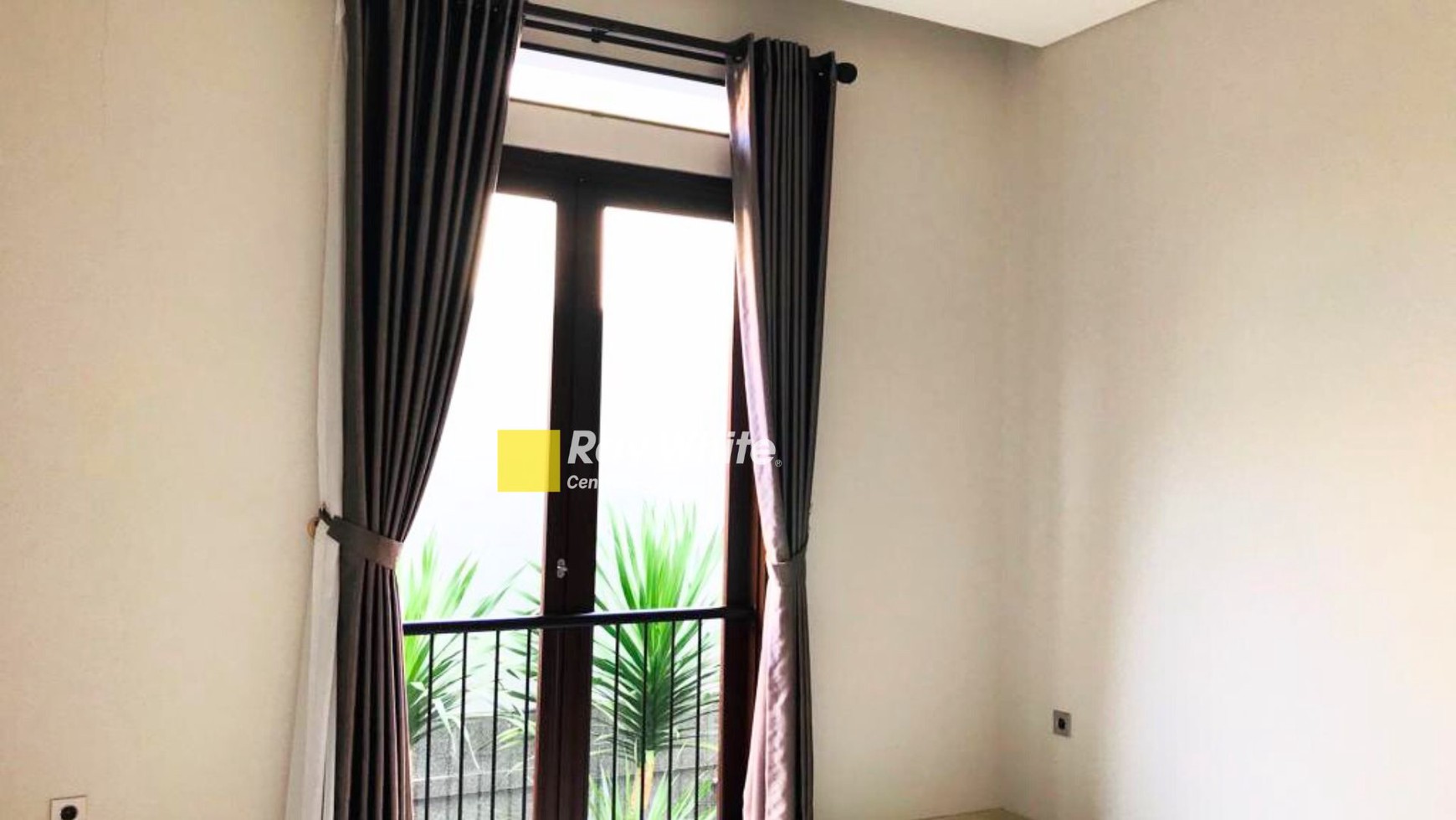 Rumah Luxury Full Furnished di Mainroad Setraduta Bandung