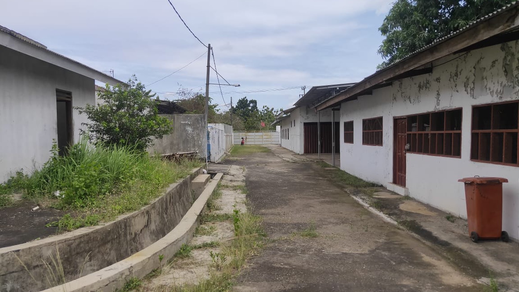 Tanah ada Rumah, Kantor ,dan Gudang   ex Konveksi di Setu Cikarang Barat